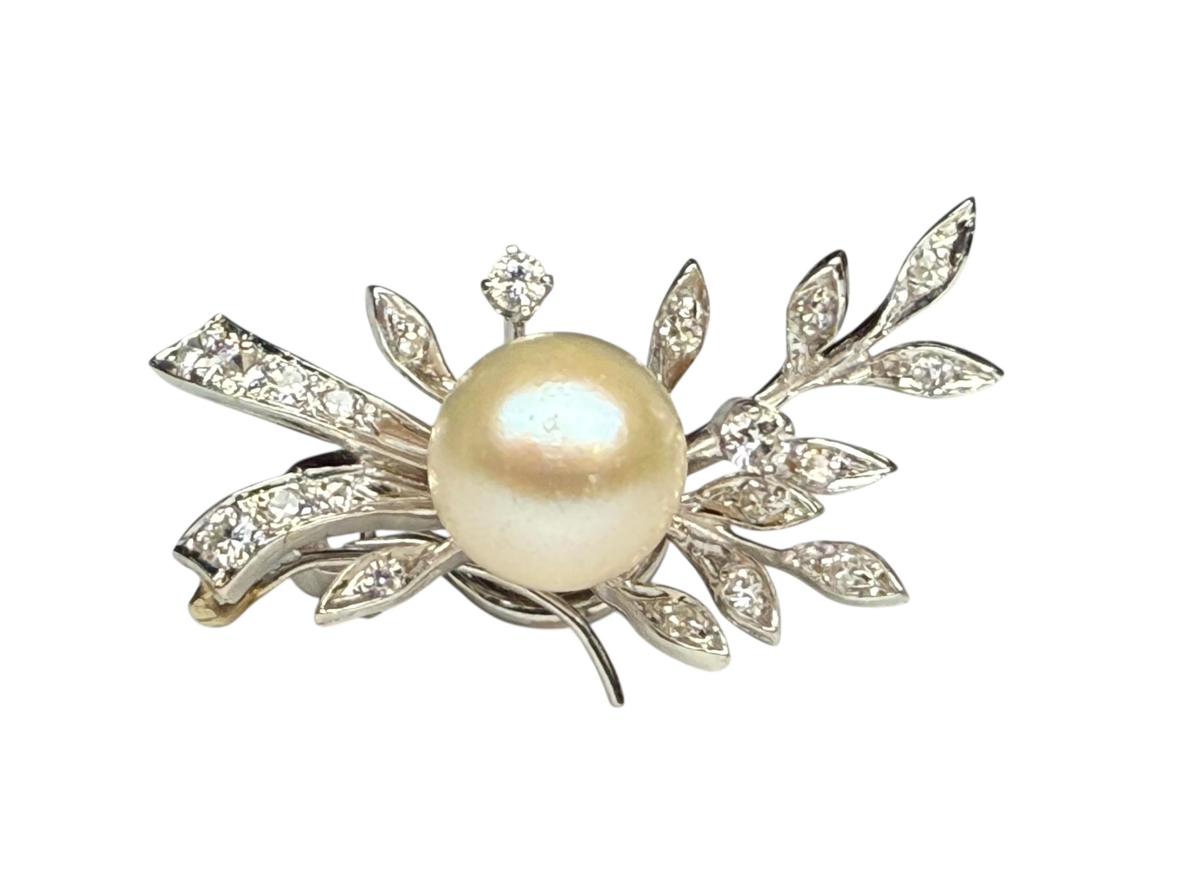 Paire de boucles d'oreilles en or blanc 14K avec diamants et perles en vente 1