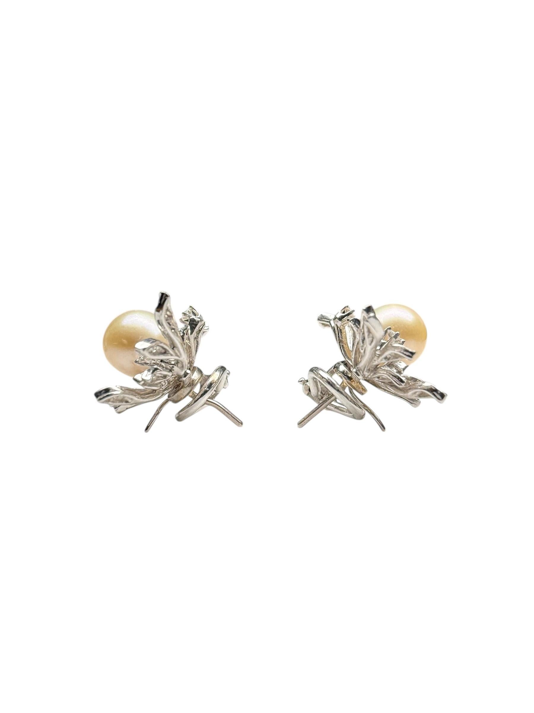 Paire de boucles d'oreilles en or blanc 14K avec diamants et perles en vente 2