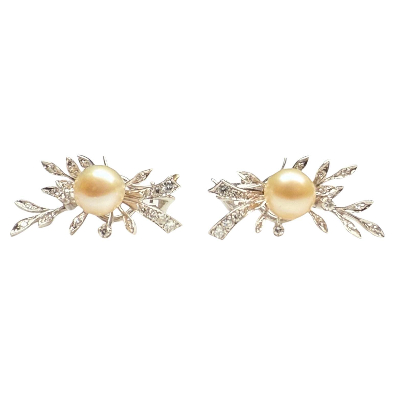 Coppia di orecchini con diamanti e perle in oro bianco 14K