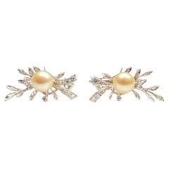 Coppia di orecchini con diamanti e perle in oro bianco 14K