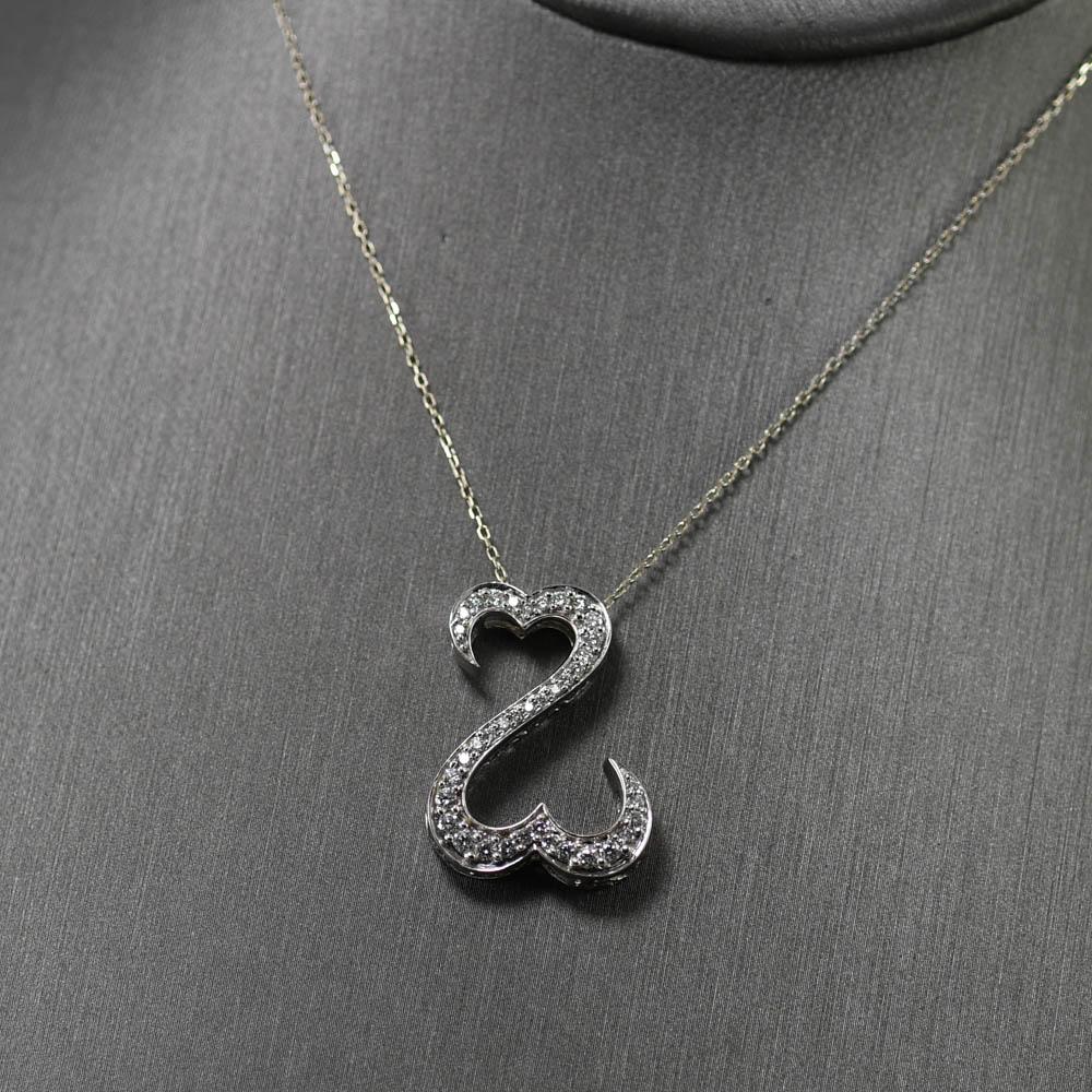 Collana con ciondolo di diamanti in oro bianco 14k.
C'è il timbro 14k sul ciondolo.
Peso lordo 5 grammi.
Il ciondolo misura 1 pollice per 3/4 di pollice.
I diamanti sono tagli tondi brillanti, per un totale di 35 carati, colore da H a I, purezza