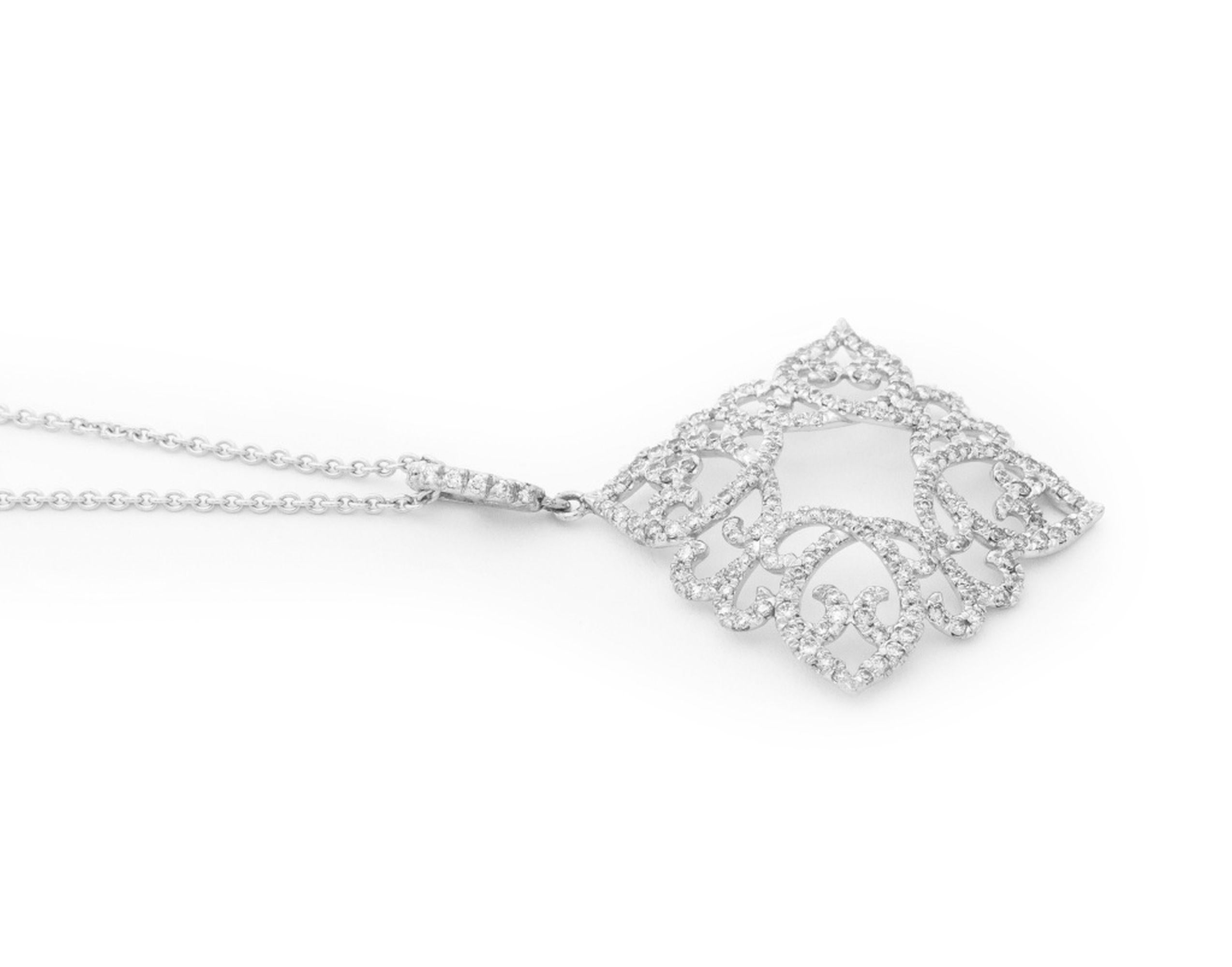 14K White Gold Diamond Pendant Necklace In condizioni buone in vendita a Queens, NY