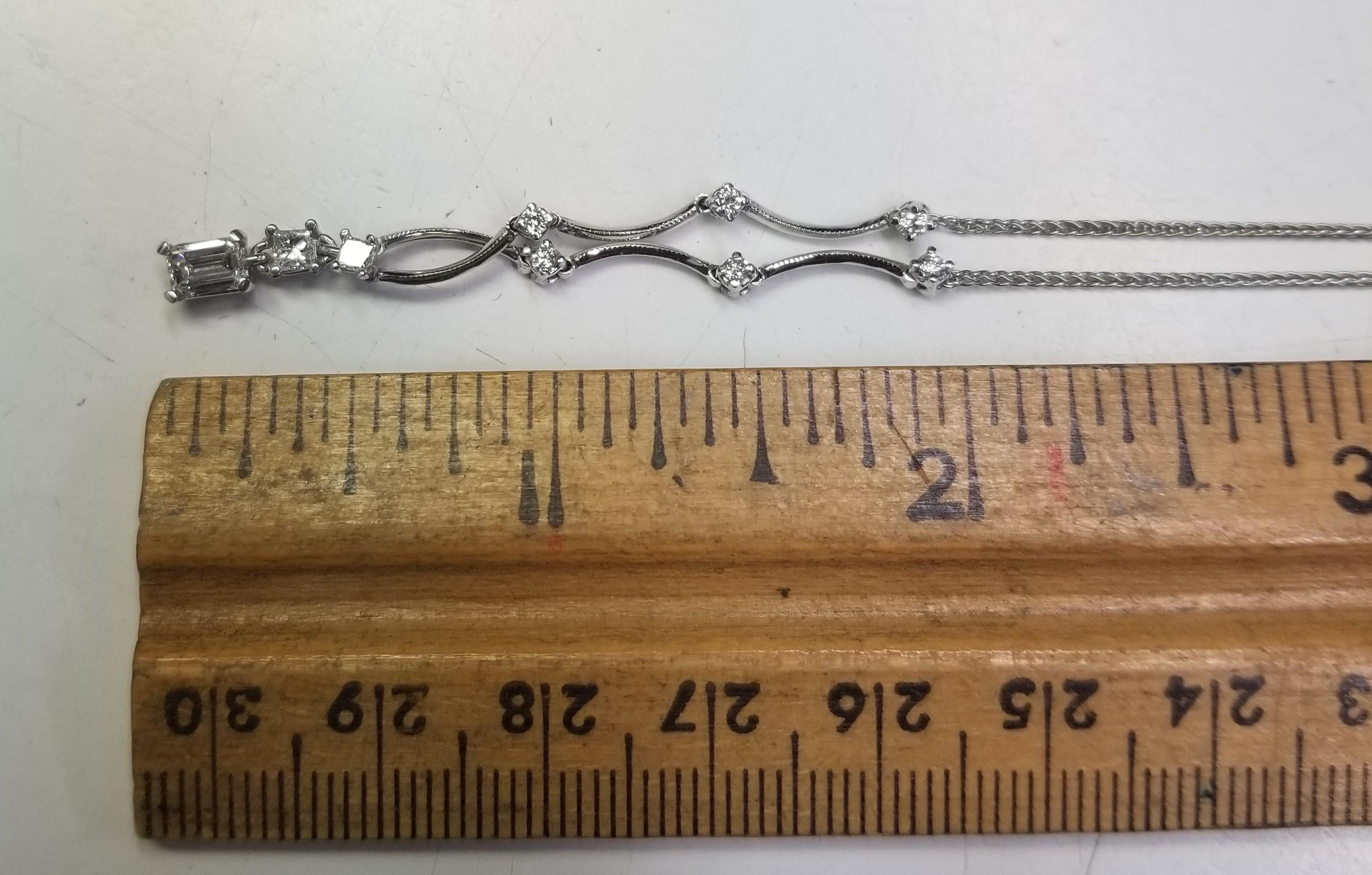 Taglio smeraldo Pendente in oro bianco 14k con diamante da 0,50 carati. in vendita