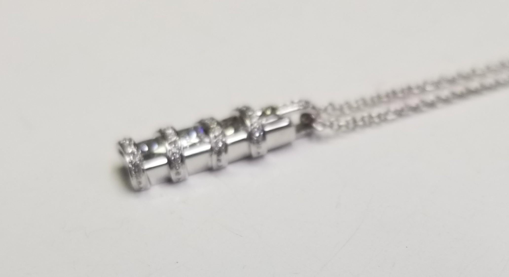 Specifiche:
Metallo: oro bianco 14 carati
Pietra principale: 4 diamanti taglio principessa 
Pietre laterali: 18 Diamanti .81pts.
Colore: G
Chiarezza: VS1
Lunghezza: 16 pollici
Marchio di garanzia: '14K'
