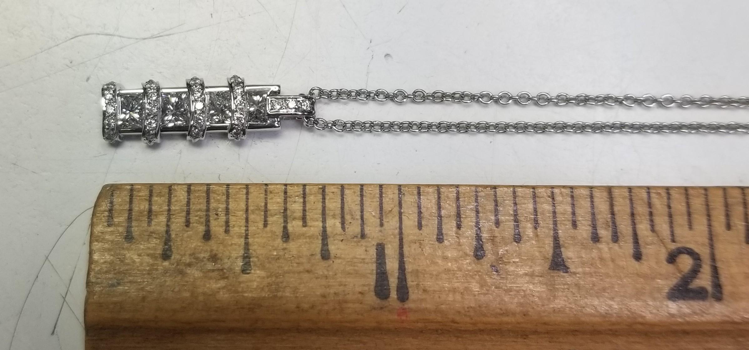 Taglio princess Ciondolo in oro bianco 14k con diamante del peso di .81pts. in vendita