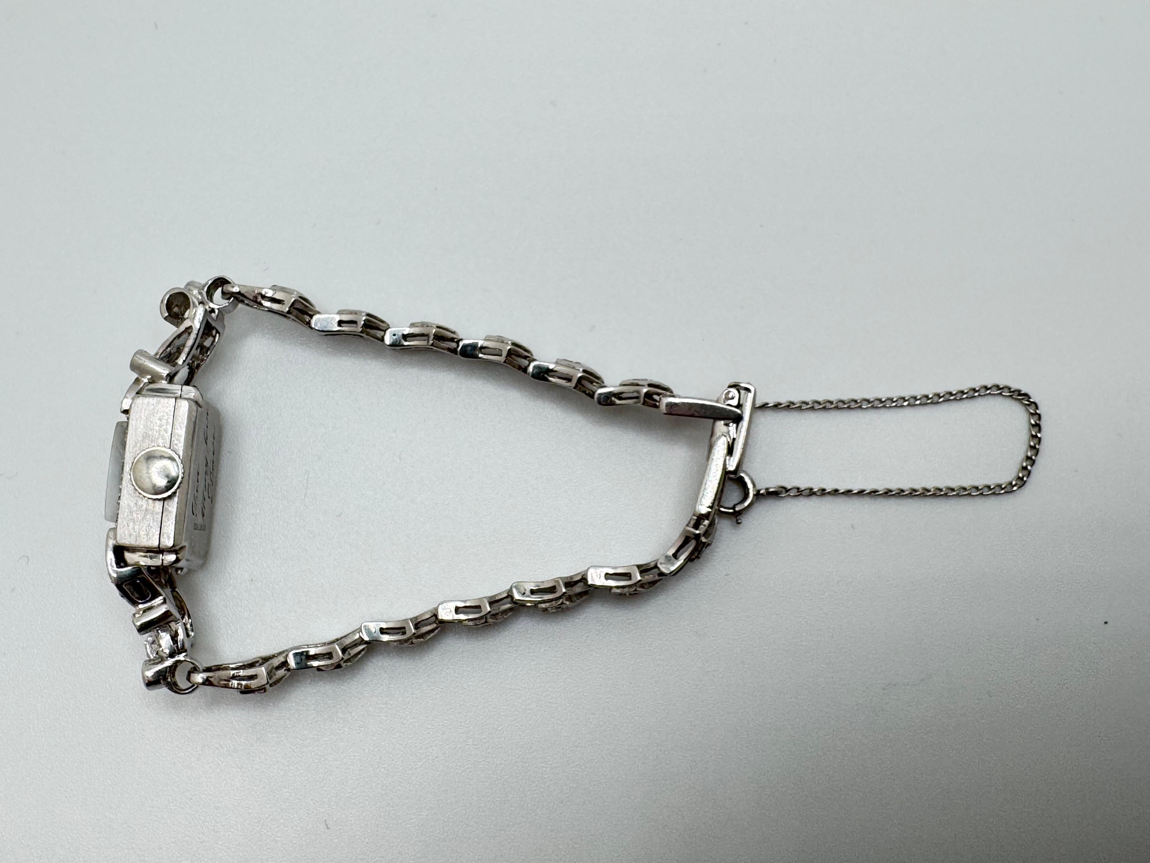 Diese exquisite Hamilton-Uhr aus den 1950er Jahren verbindet zeitloses Design mit Gefühlen und luxuriösen Materialien. Mit einem Armband aus 14 Karat Weißgold und einer Rückseite aus 10 % IRD-Platin bietet sie Langlebigkeit und raffinierte Eleganz.