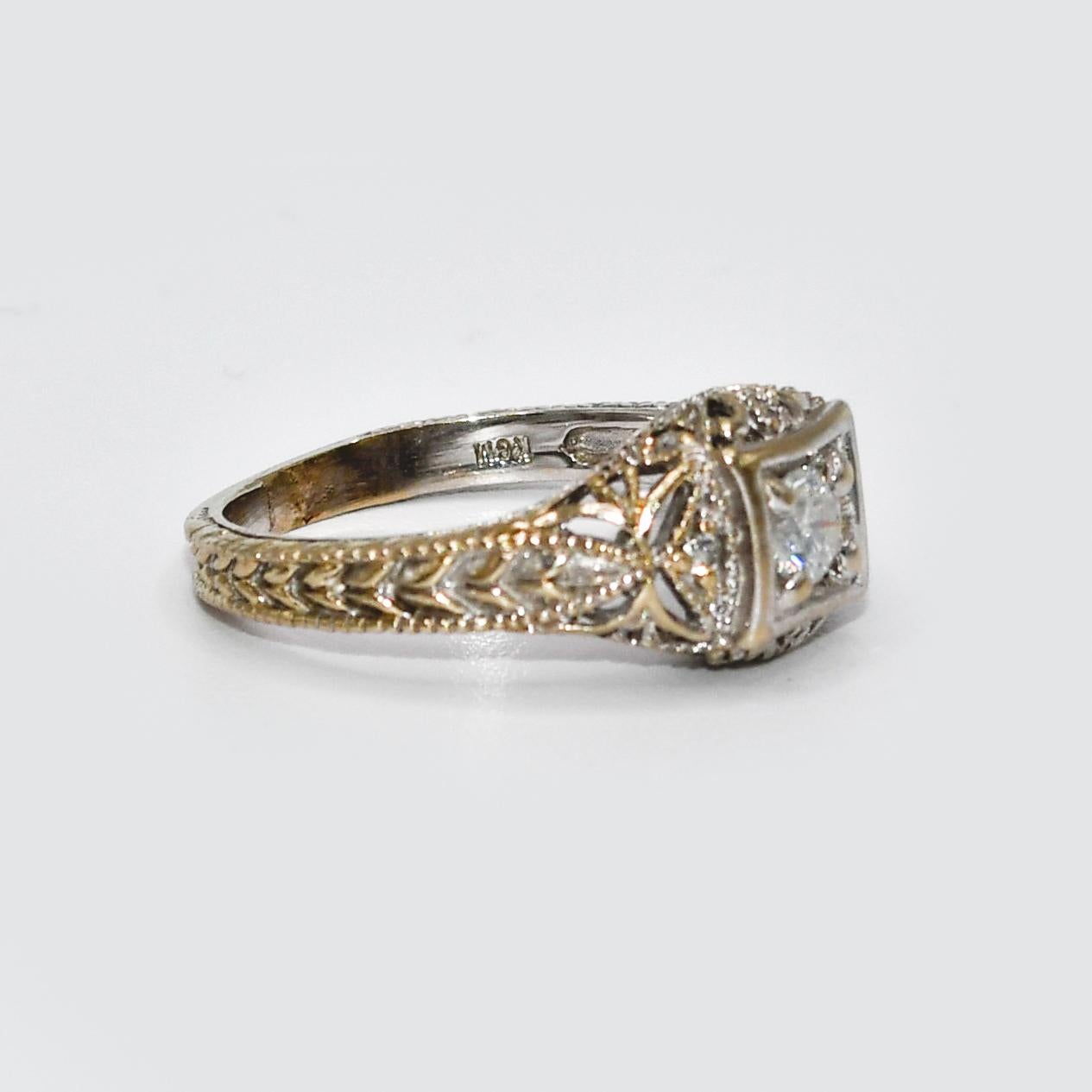 Anillo de Diamantes de Oro Blanco de 14k, .25ct, 4.2gr
Anillo de Diamantes de Oro Blanco de 14k con detallado diseño calado en la Galería, y el Cuerpo del anillo.
El diamante central es una talla brillante redonda de 0,25 ct.
Claridad SI1-SI2, Color