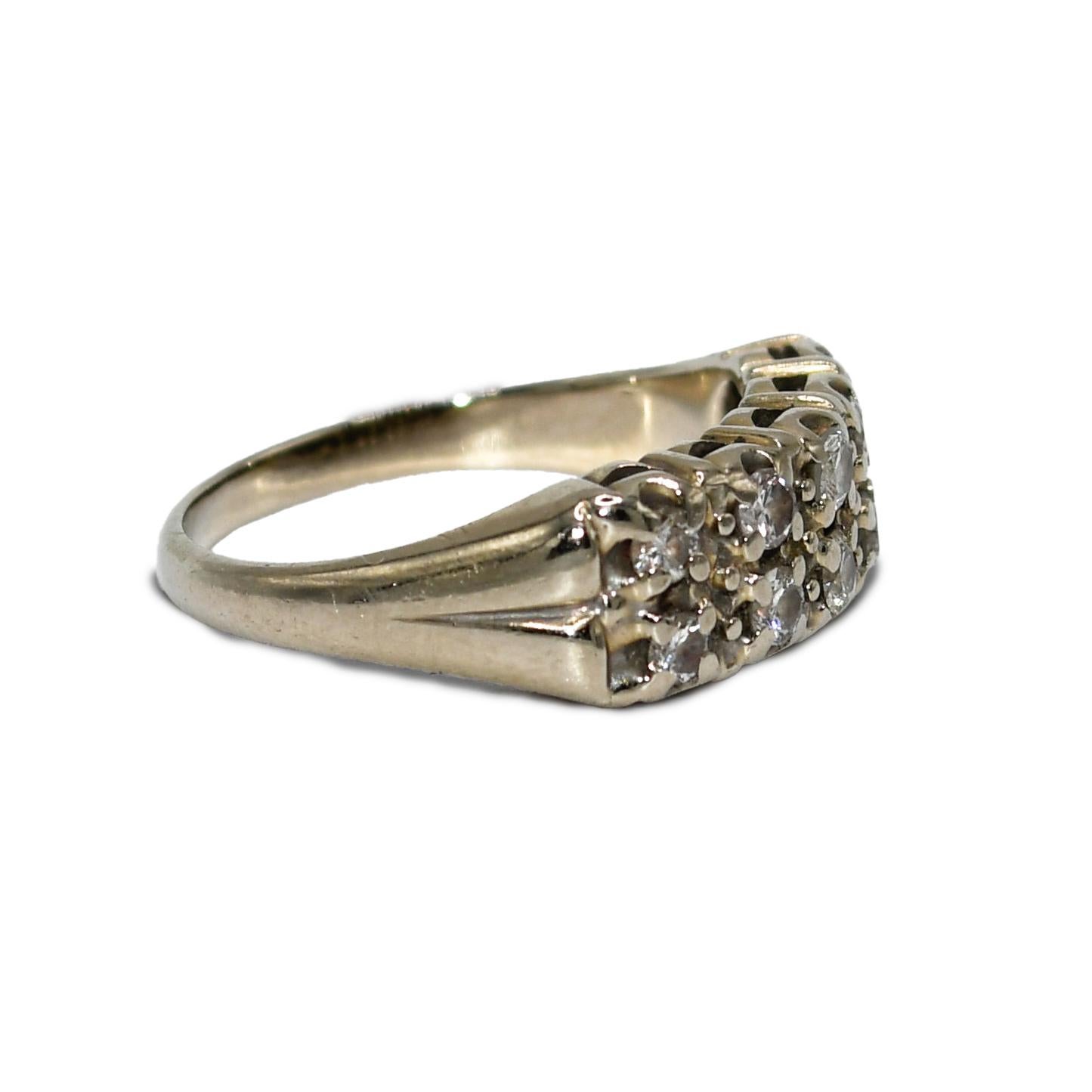 14k White Gold Diamond Ring .25tdw, 4gr
14k white gold vintage diamond ring, .25tdw round brilliant cuts.
Clarity VS, Color H-I
Stamped 14k, weighs 4gr
Size 6, can be sized for additional fee