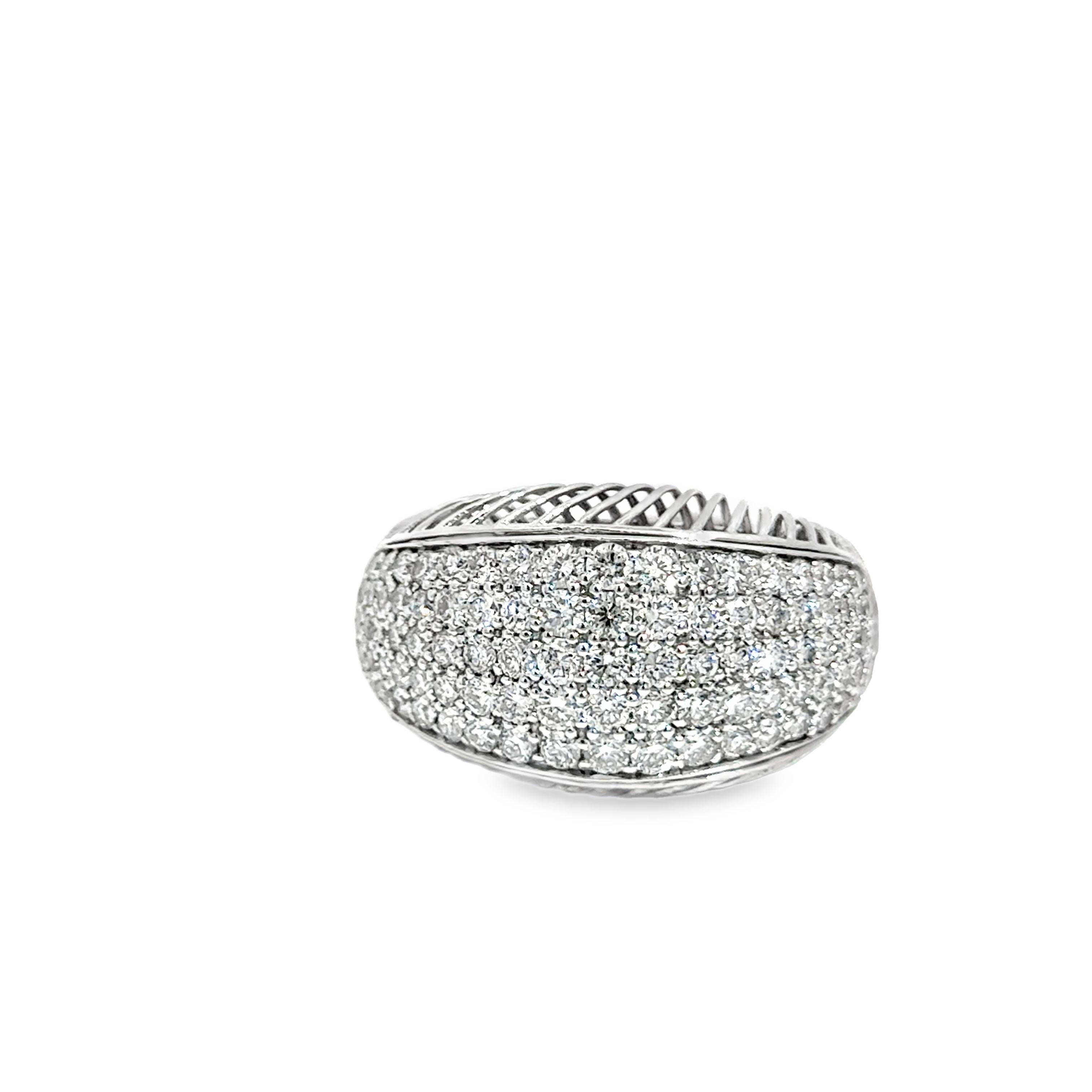 Dieser luxuriöse Ring aus 14-karätigem Weißgold besticht durch ein Gesamtgewicht von 3,45 Karat an fachmännisch gefassten Diamanten, die aus jedem Blickwinkel ein Maximum an Brillanz und Glanz versprühen. Die in Zacken gefassten Steine sorgen für