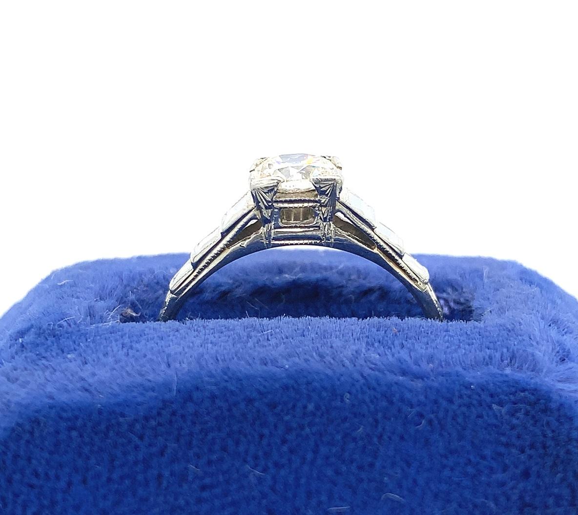 Taglio antico europeo Anello con diamante in oro bianco 14K con un diamante taglio europeo del peso di circa 0.4 in vendita