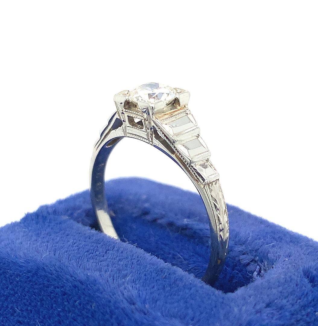 Anello con diamante in oro bianco 14K con un diamante taglio europeo del peso di circa 0.4 In condizioni ottime in vendita a Big Bend, WI