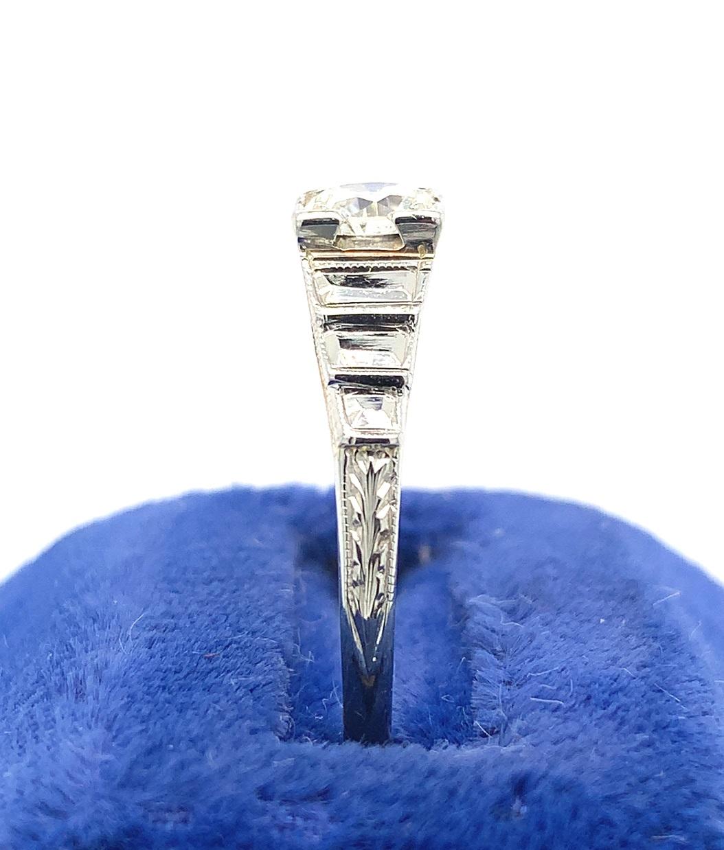 Donna Anello con diamante in oro bianco 14K con un diamante taglio europeo del peso di circa 0.4 in vendita