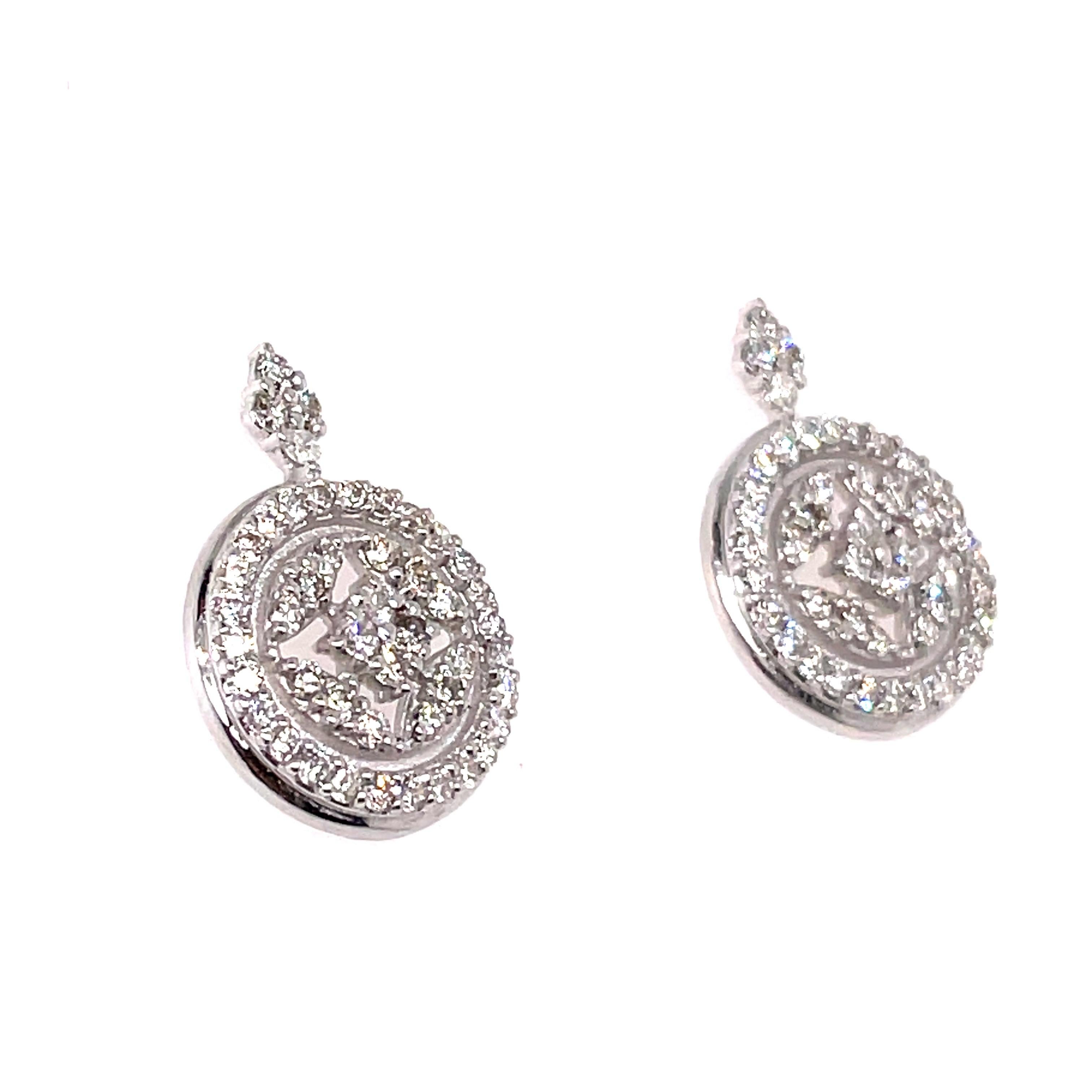 Contemporain Boucles d'oreilles en or blanc 14 carats avec diamants ronds pavés en vente