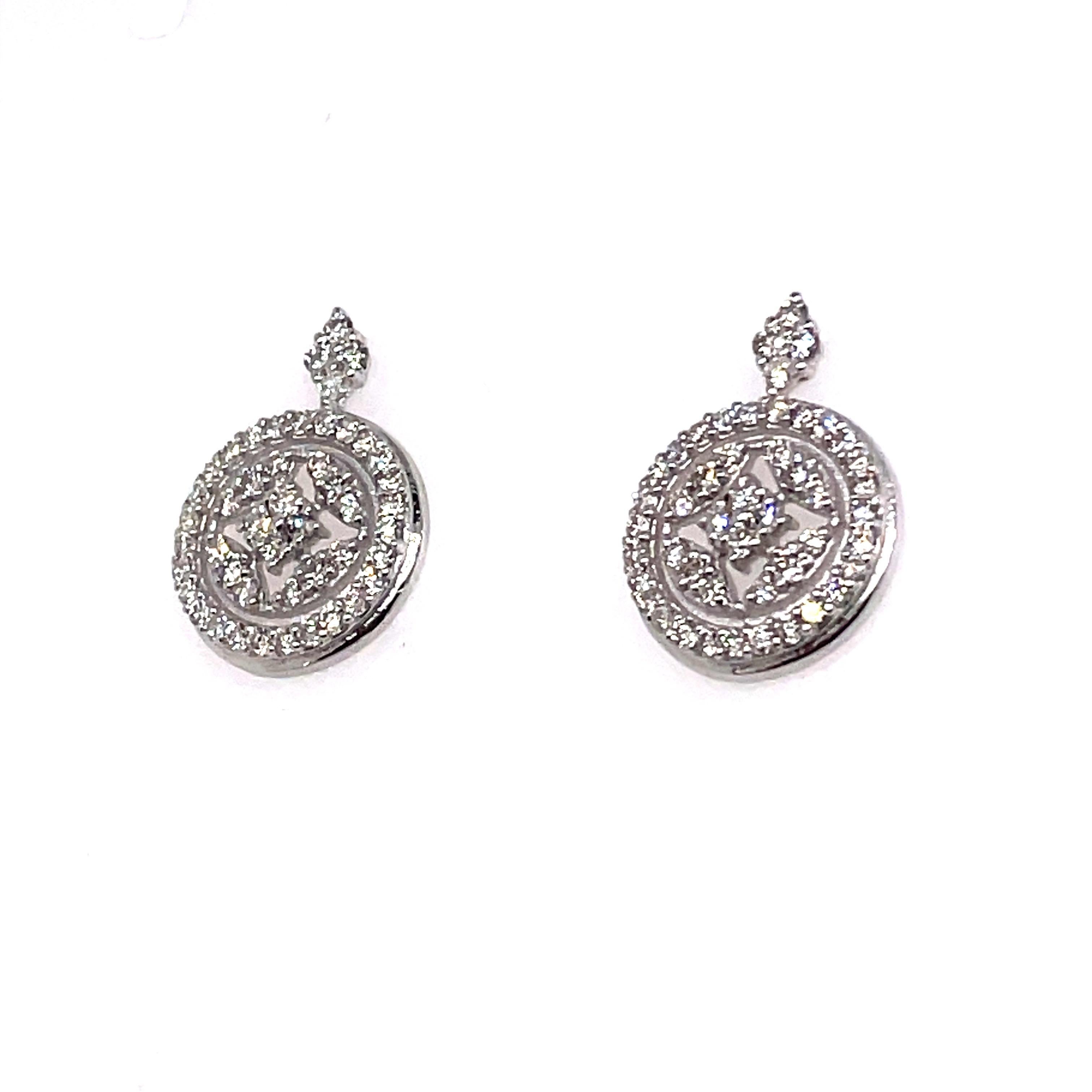 Boucles d'oreilles en or blanc 14 carats avec diamants ronds pavés Pour femmes en vente