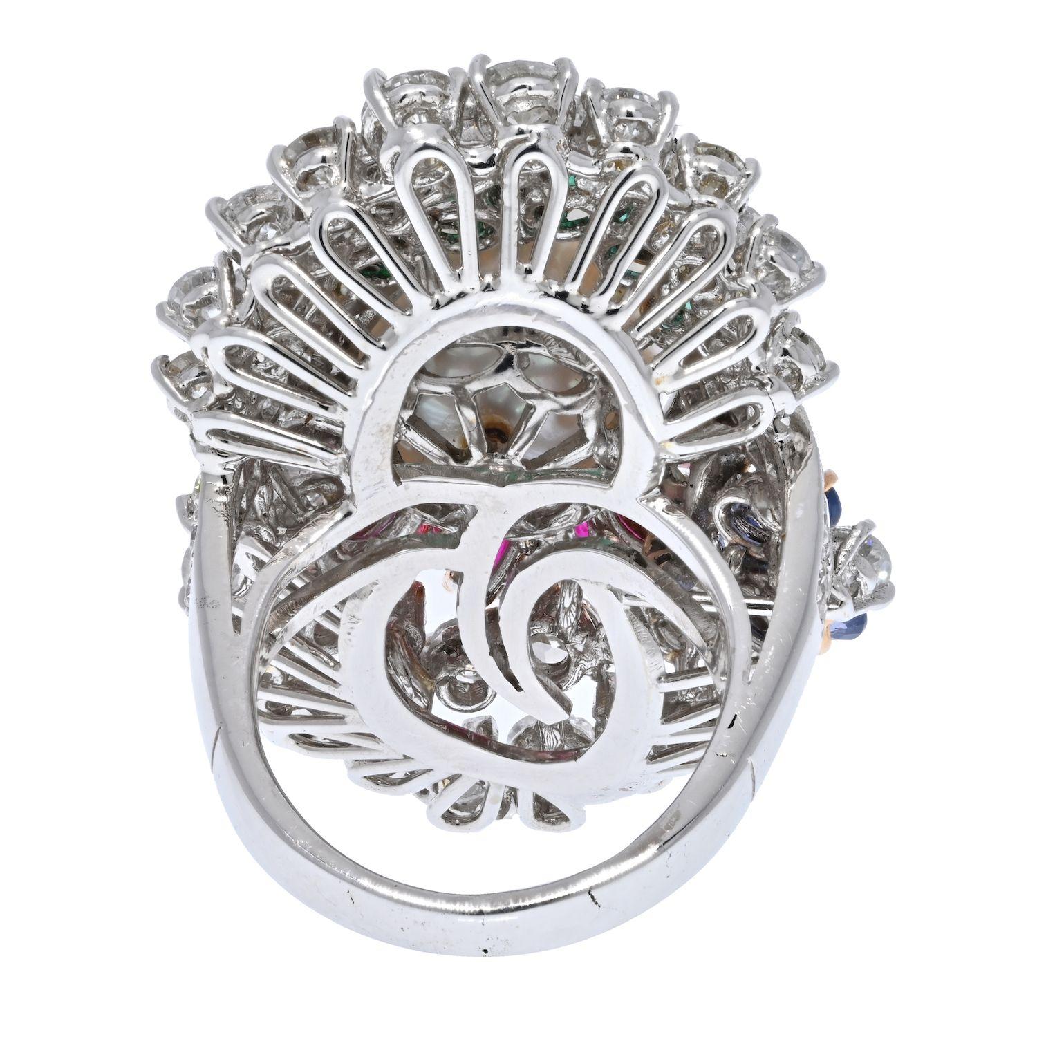 Dies ist ein Ring aus unserer Nachlasskollektion: Er ist aus 14 K Weißgold gefertigt und mit Diamanten, Rubinen und grünen Smaragden verziert, in deren Mitte eine wunderschöne Südseeperle sitzt. Dieser Ring deckt einen großen Teil des Fingers ab,