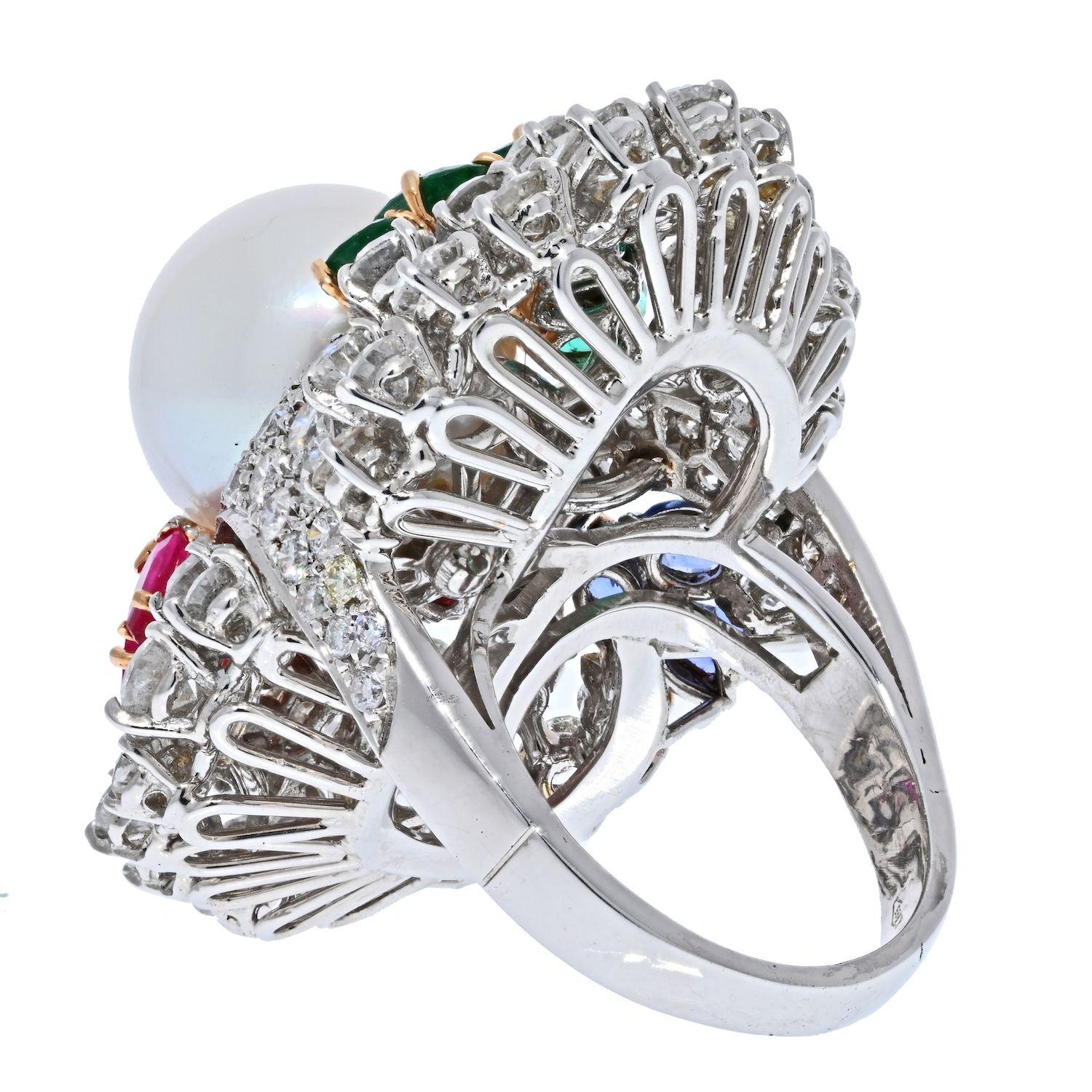 Ring aus 14 Karat Weißgold mit Diamanten, Rubinen, Smaragden und Südseeperlen (Ovalschliff) im Angebot