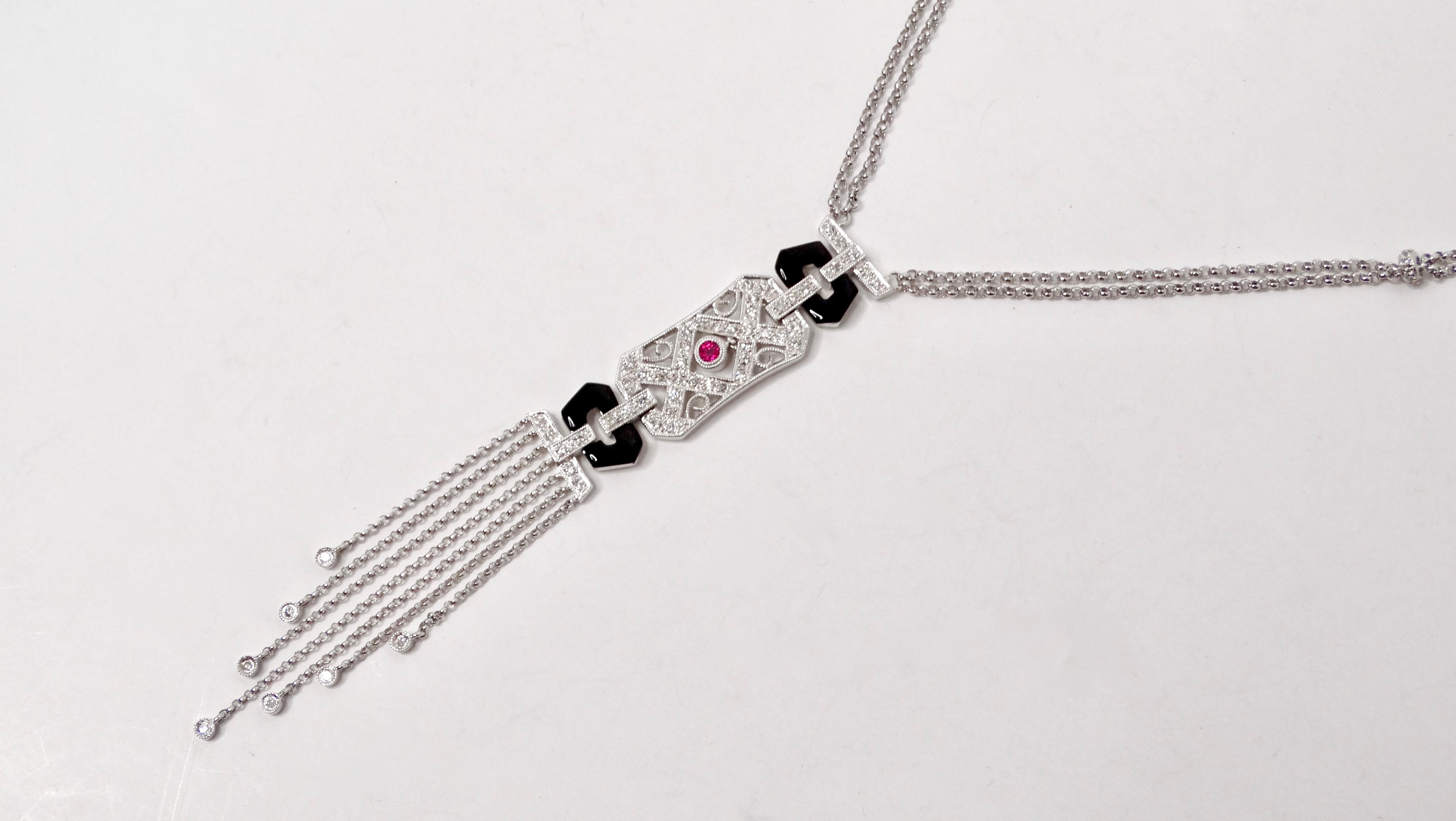 Questa splendida collana in oro bianco 14k sfoggia un design unico a doppia goccia, con uno squisito ciondolo ornato da un vibrante rubino al centro, accompagnato da due eleganti pietre di onice che ne esaltano il fascino complessivo. Il ciondolo