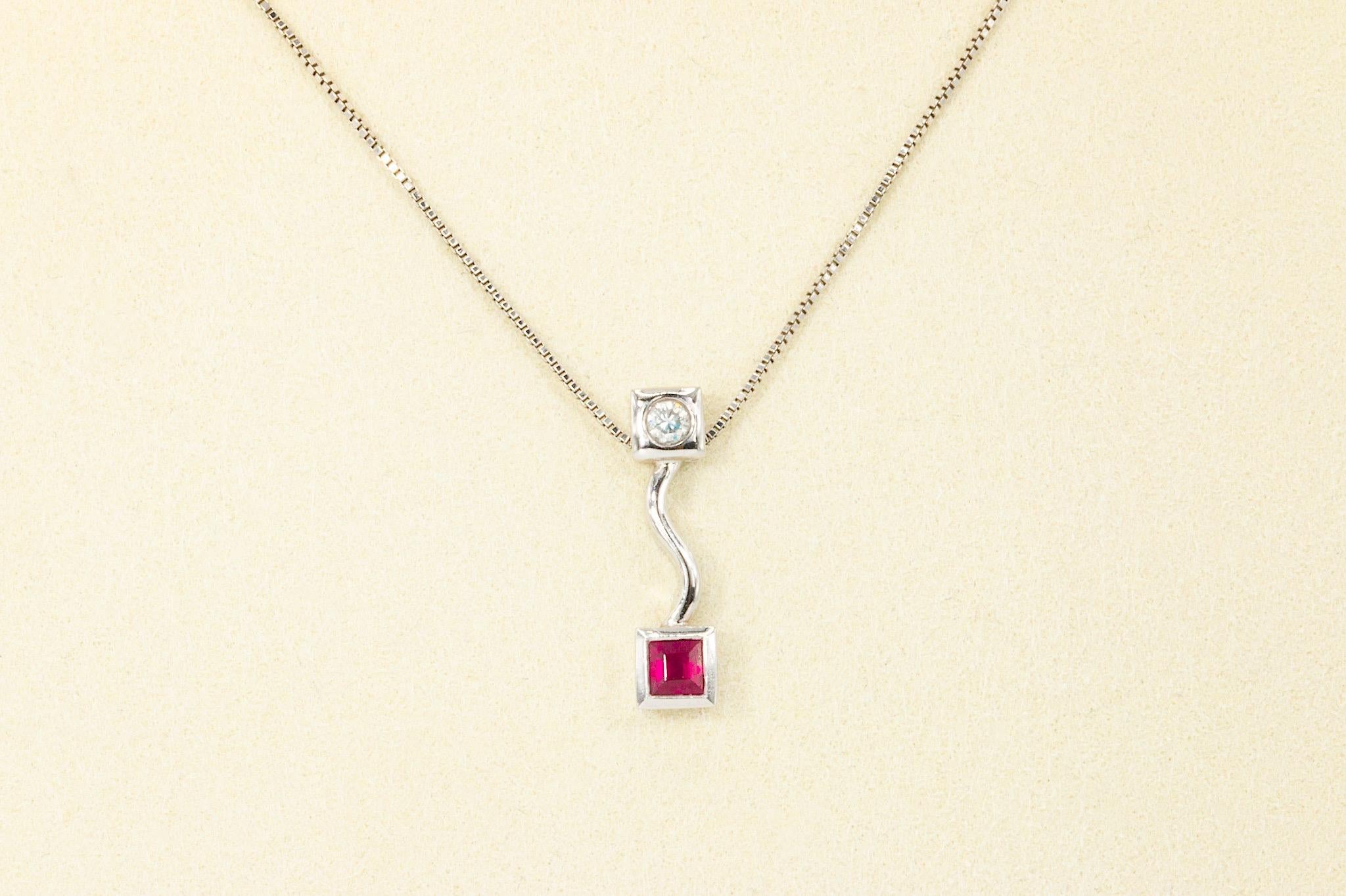 Collana con diamanti e rubini in oro bianco 14k
Una collana delicata e senza tempo realizzata in oro bianco 14K, con un vibrante rubino naturale accentato da un diamante scintillante. Il design raffinato offre il giusto tocco di colore e