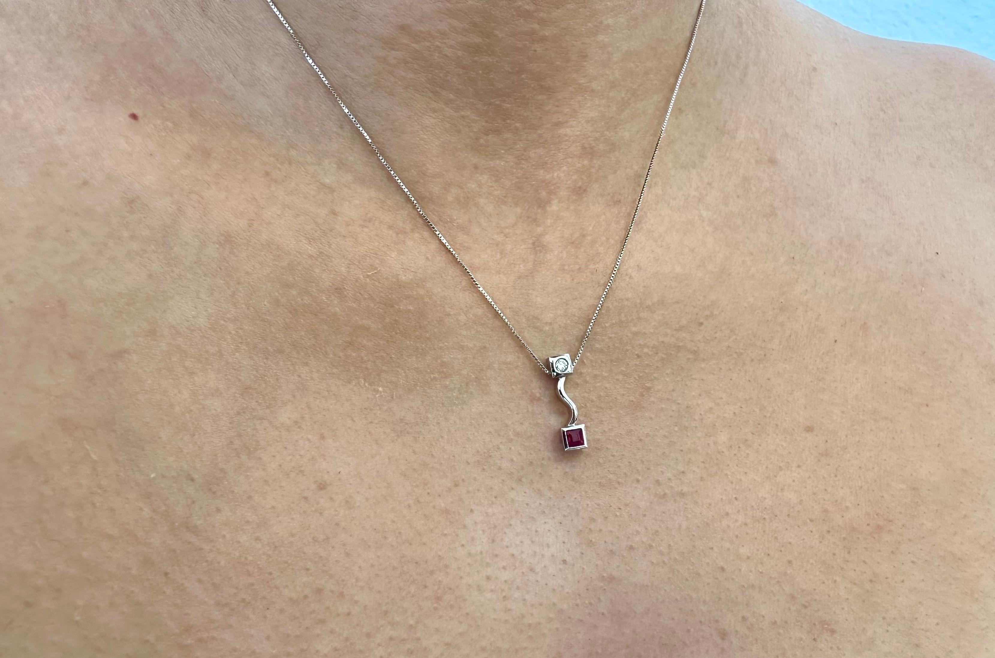 Collana con diamanti e rubini in oro bianco 14k In condizioni buone in vendita a Houston, TX