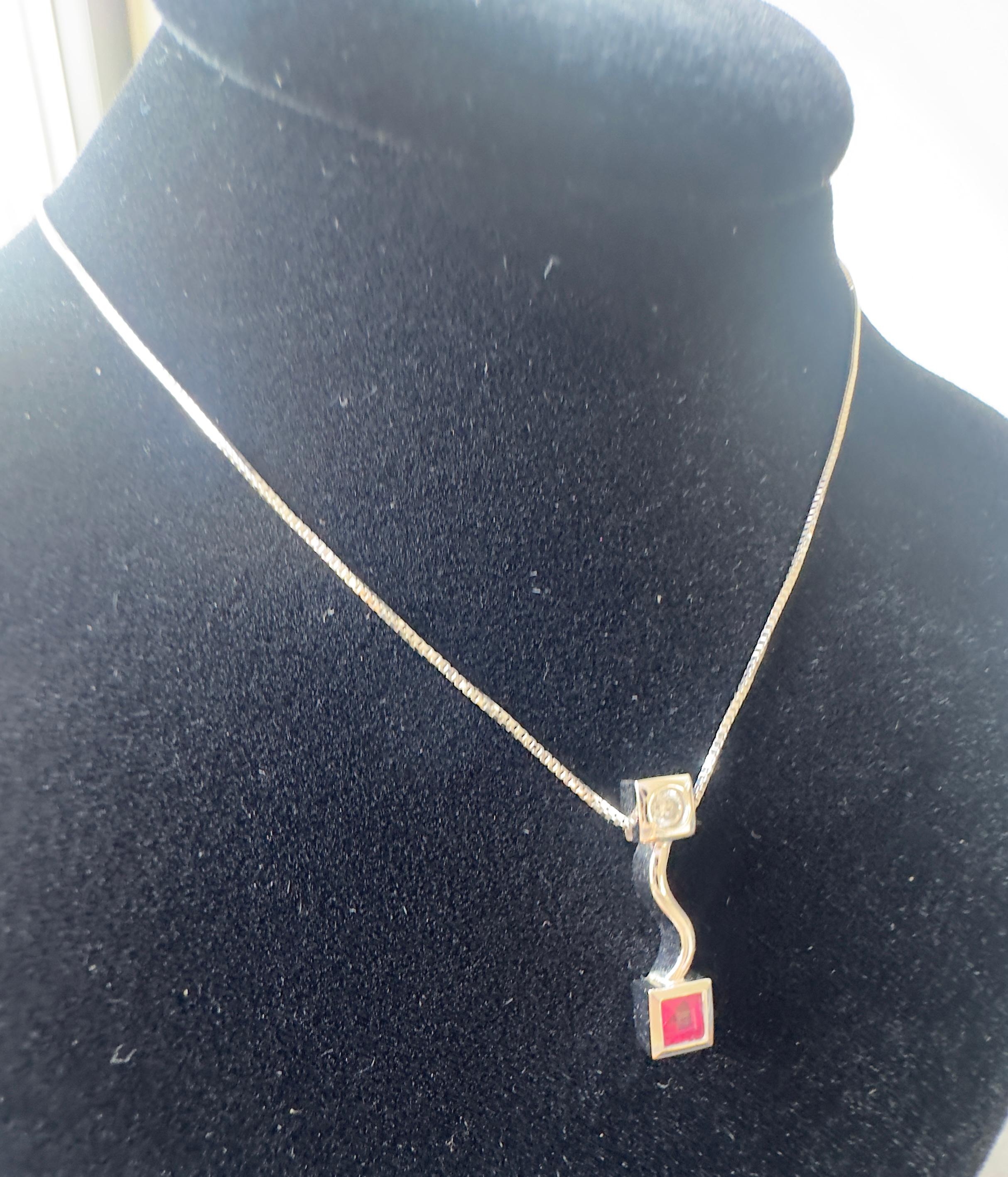 Donna Collana con diamanti e rubini in oro bianco 14k in vendita