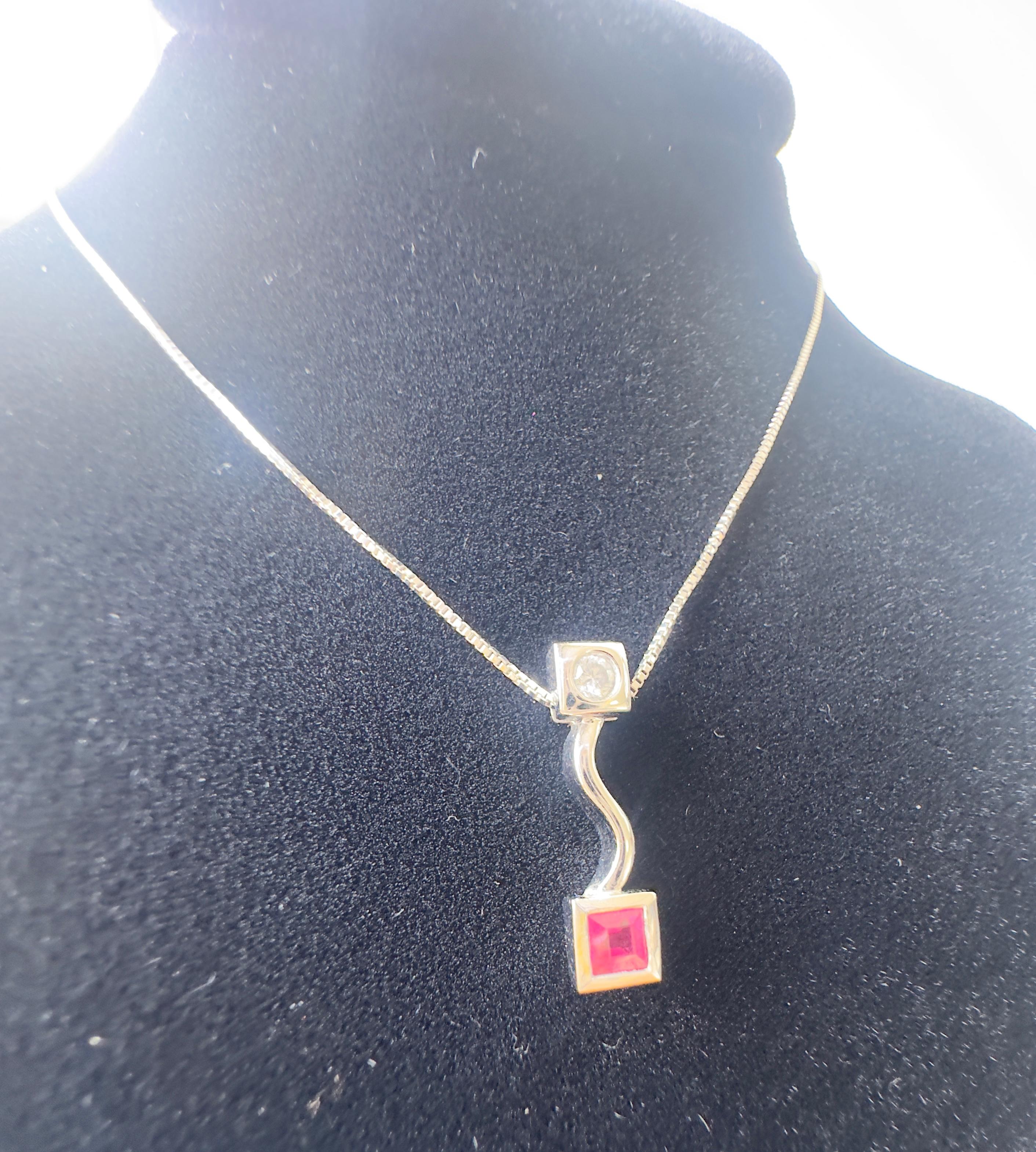 Collana con diamanti e rubini in oro bianco 14k in vendita 1