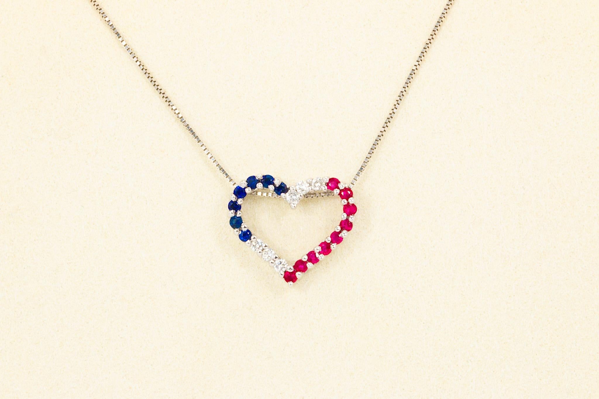 Collana con ciondolo a cuore in oro bianco 14k con diamanti, rubini e zaffiri

Dal design affascinante e romantico, questa collana è realizzata in oro bianco 14K e presenta un pendente a forma di cuore ornato da diamanti naturali, rubini e zaffiri.