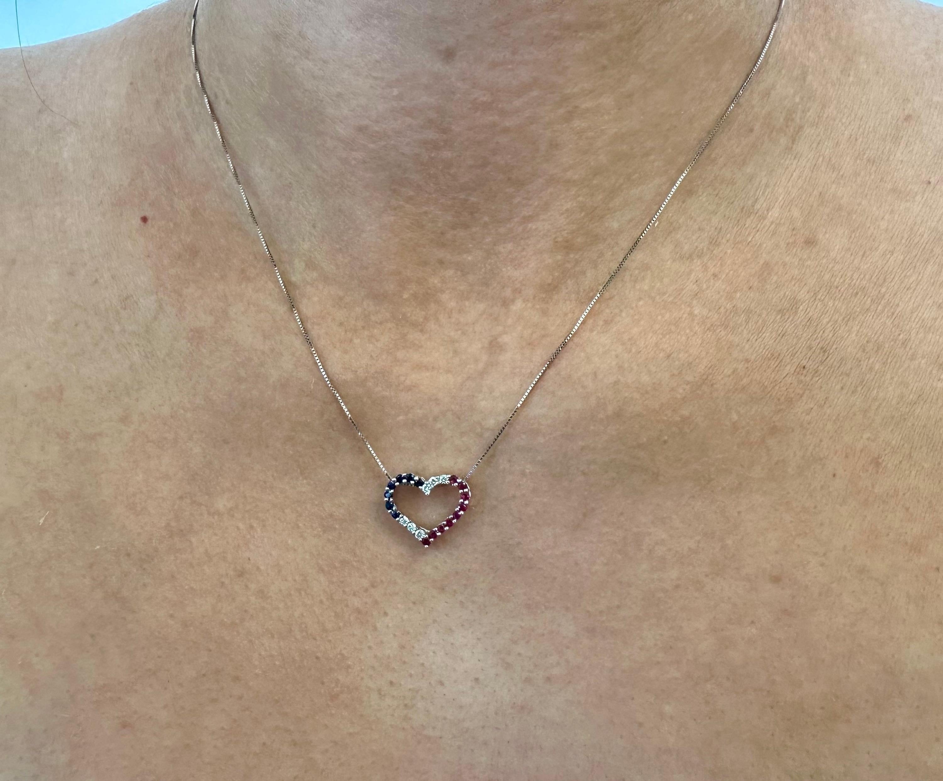 Taglio rotondo Collana con ciondolo a cuore in oro bianco 14k con diamanti, rubini e zaffiri in vendita