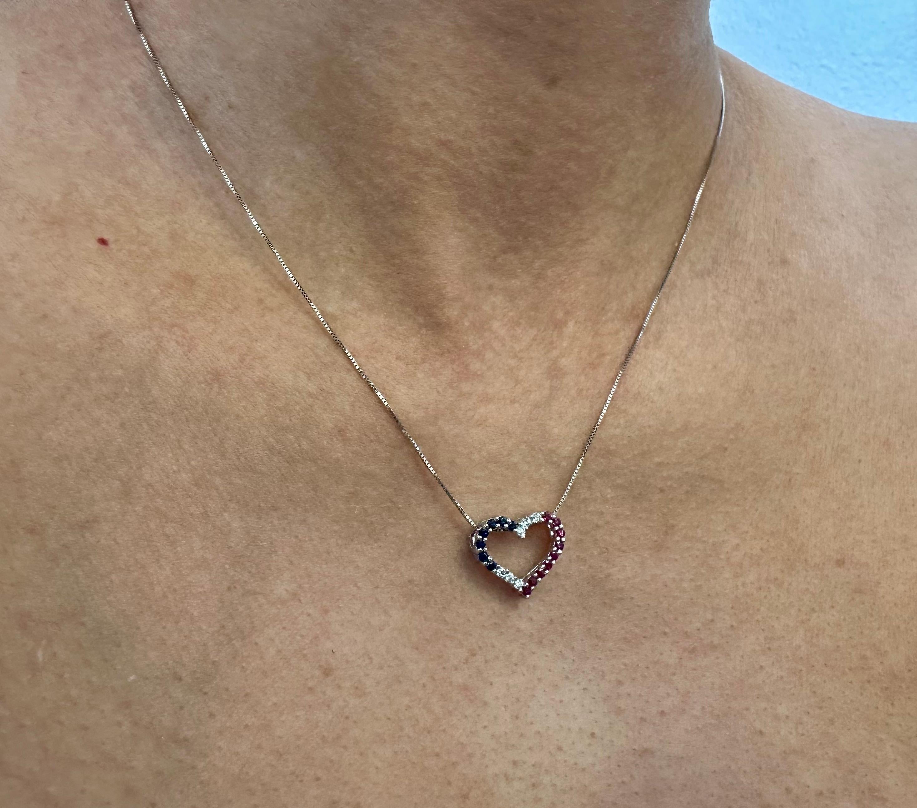 Collana con ciondolo a cuore in oro bianco 14k con diamanti, rubini e zaffiri In condizioni buone in vendita a Houston, TX