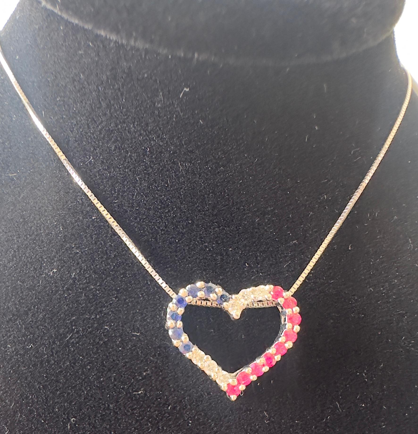 Donna Collana con ciondolo a cuore in oro bianco 14k con diamanti, rubini e zaffiri in vendita