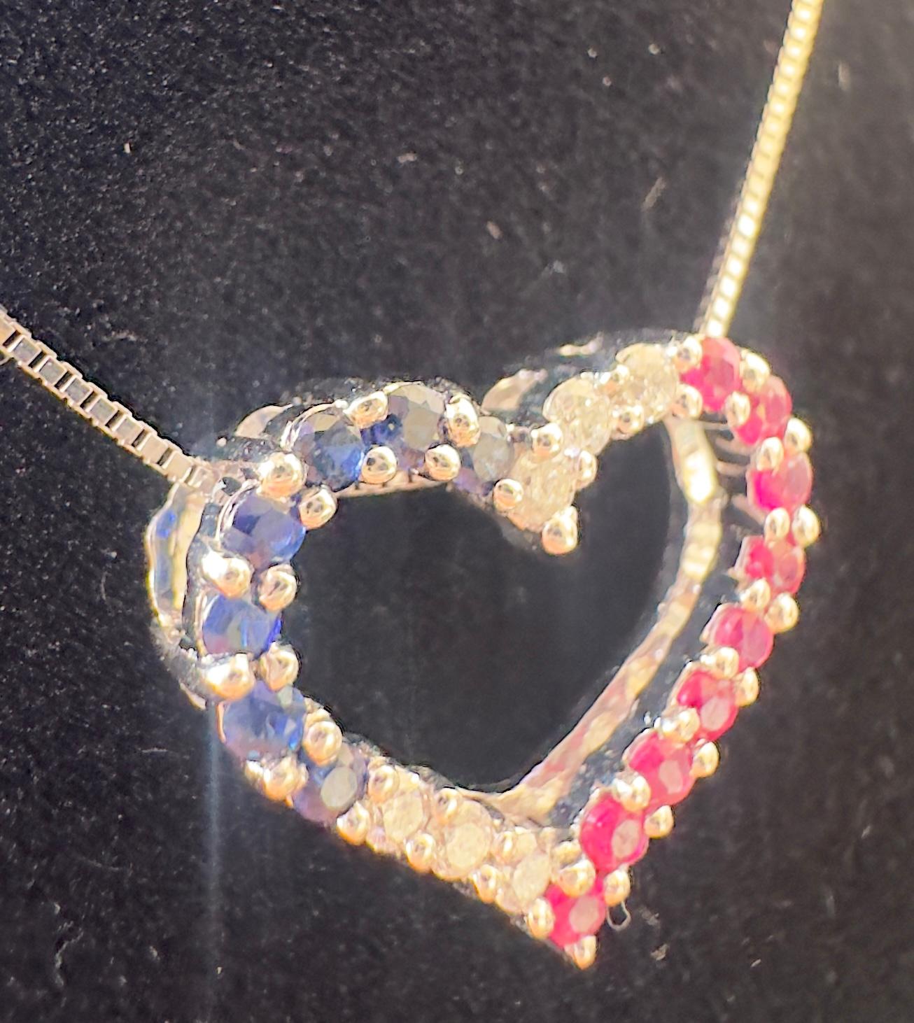 Collana con ciondolo a cuore in oro bianco 14k con diamanti, rubini e zaffiri in vendita 1