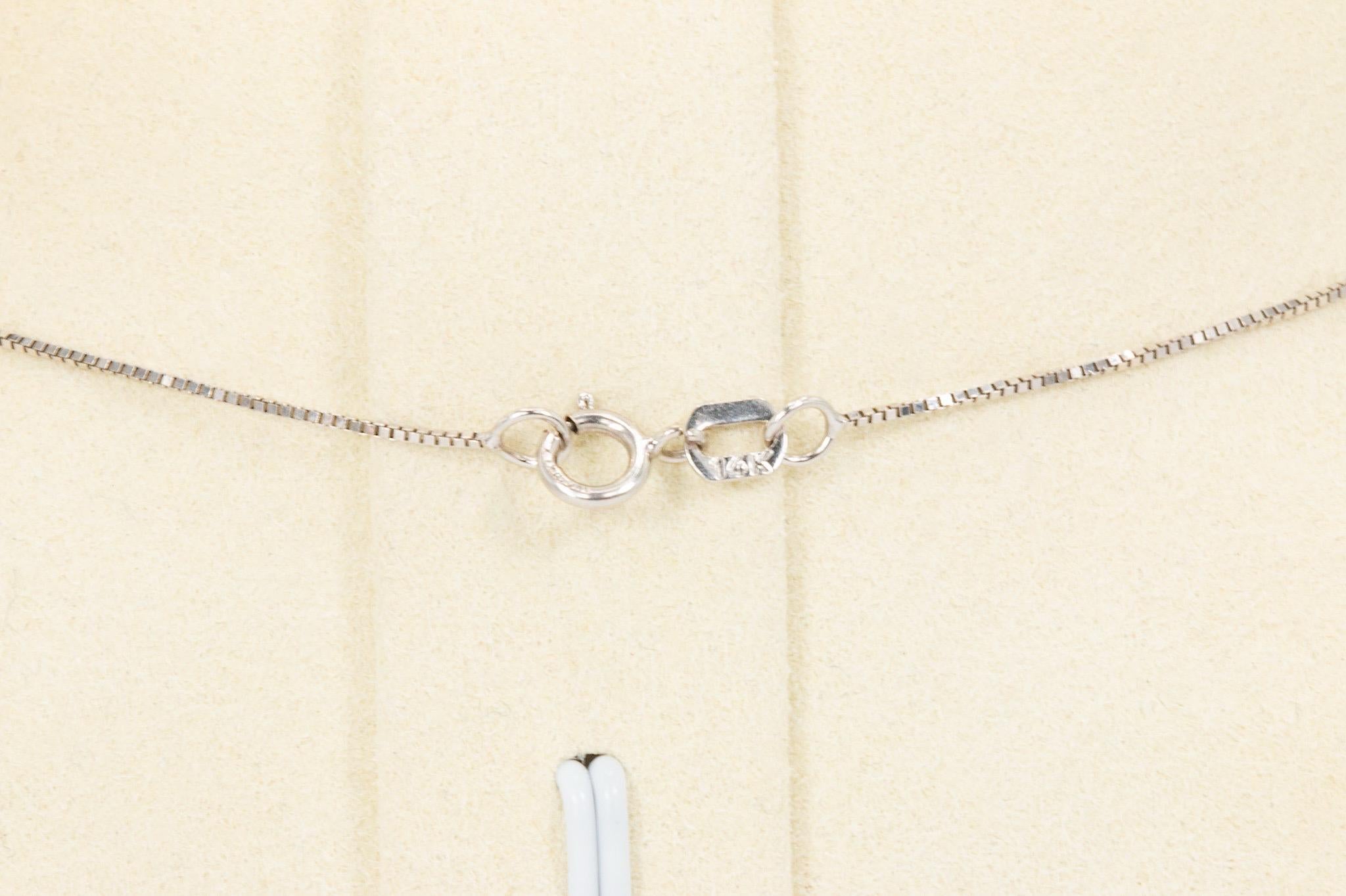 Collana con ciondolo a cuore in oro bianco 14k con diamanti, rubini e zaffiri in vendita 3