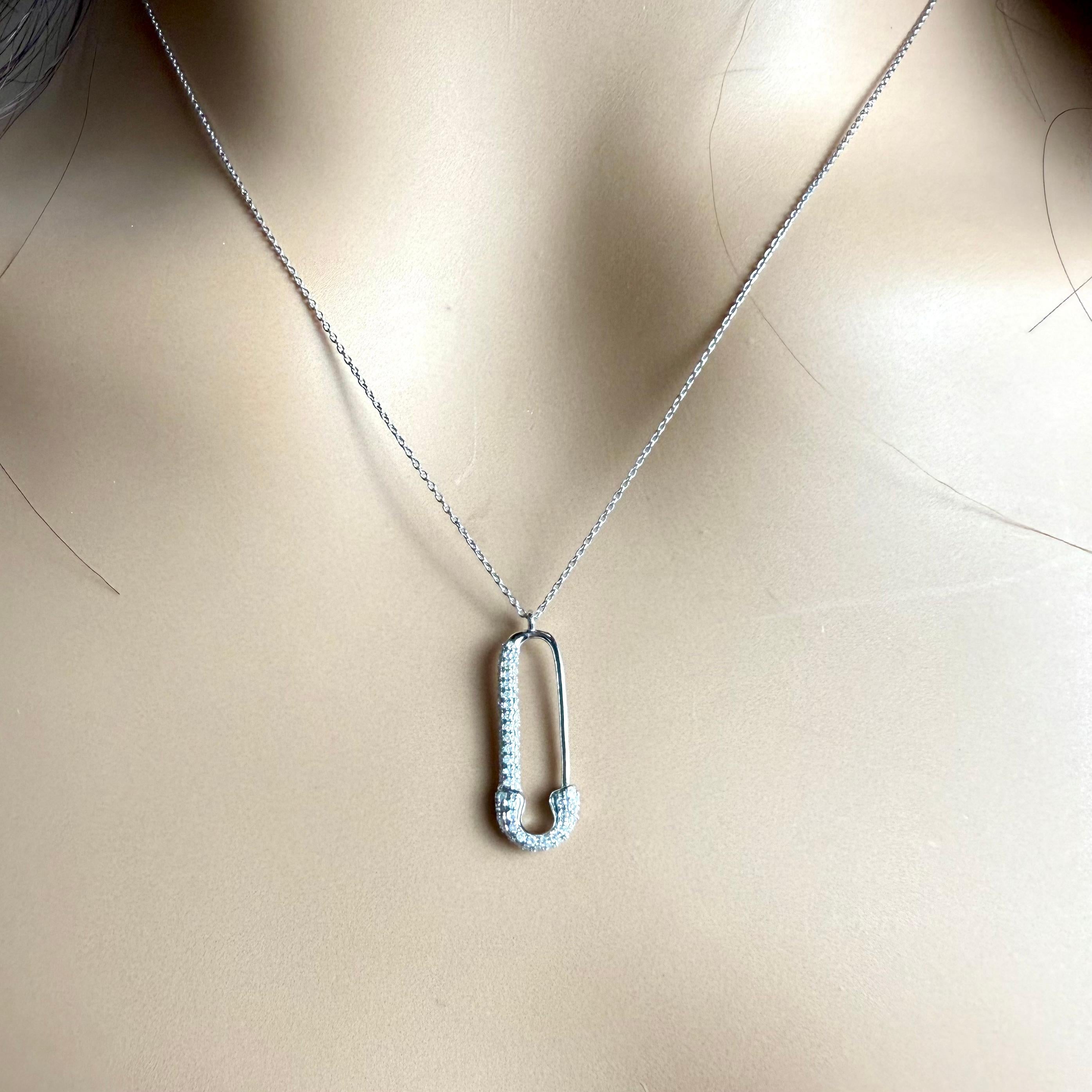 Taglio rotondo 14K White Gold Diamond Safety Pin 0.20 Carats 0.78 Inch  Necklace 18 Inch in vendita