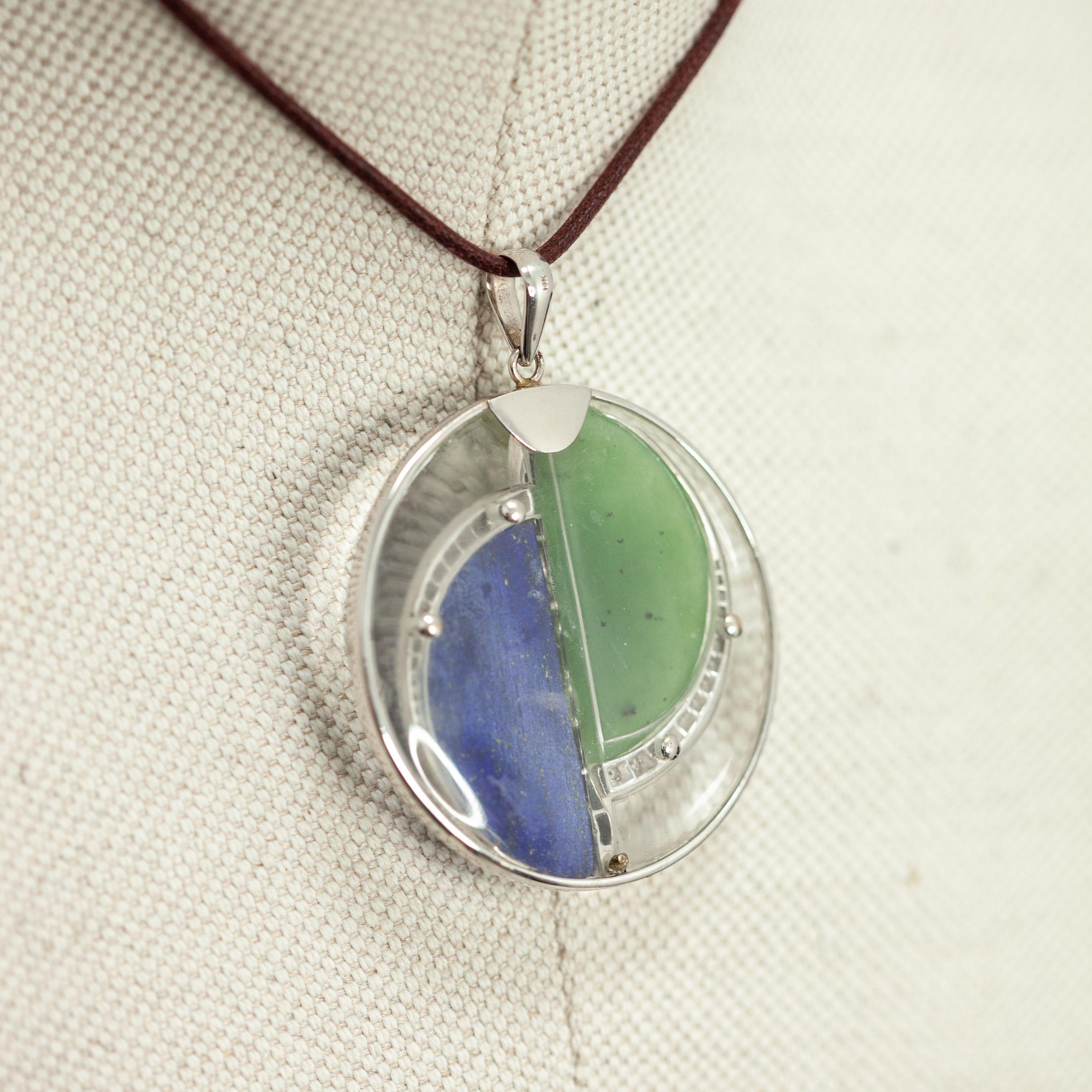 Pendentif en or blanc 14K diamant saphir lapis et cristal de roche néphrite en vente 2