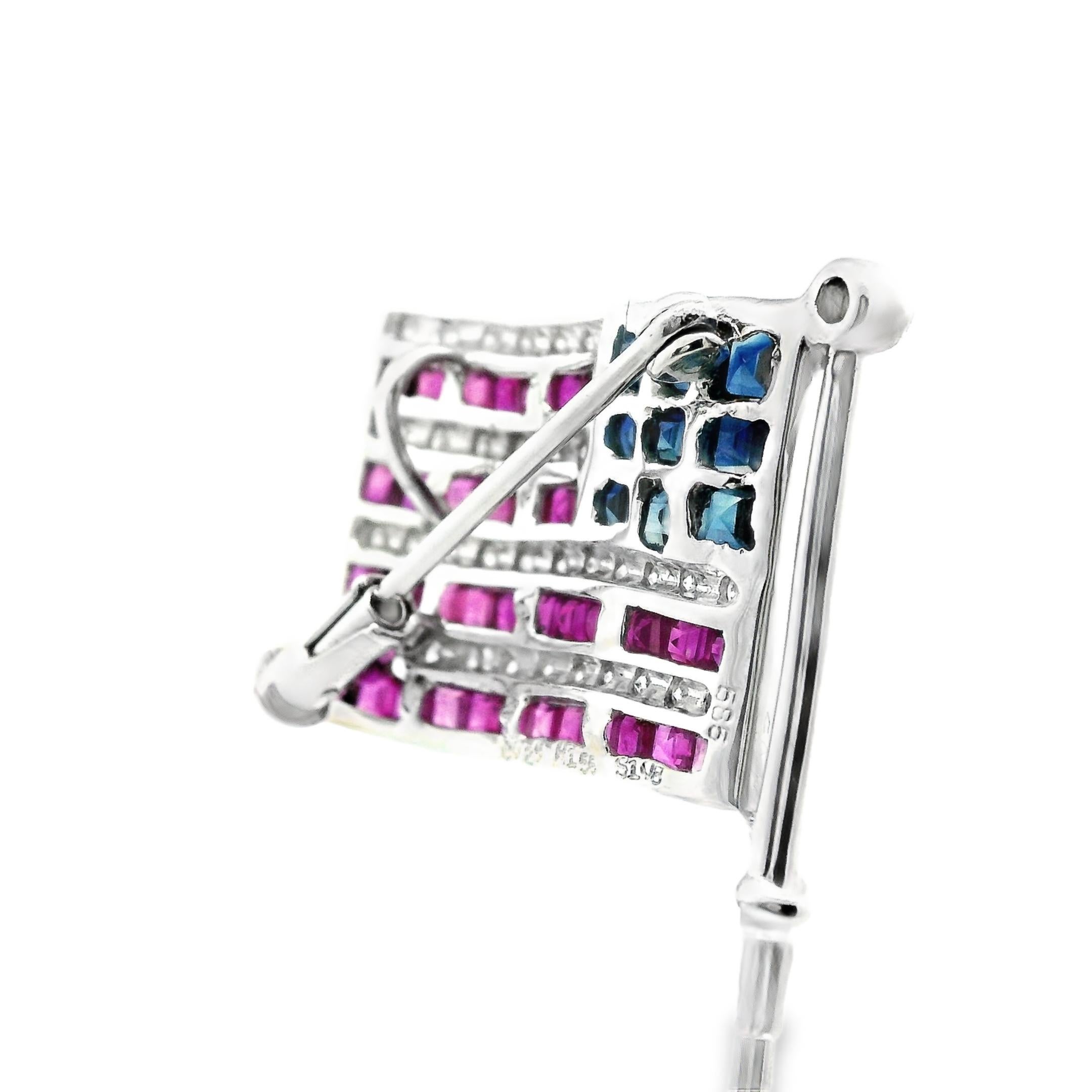 Épingle/pendentif en or blanc 14K avec diamants, saphirs et rubis représentant le drapeau américain des États-Unis en vente 5