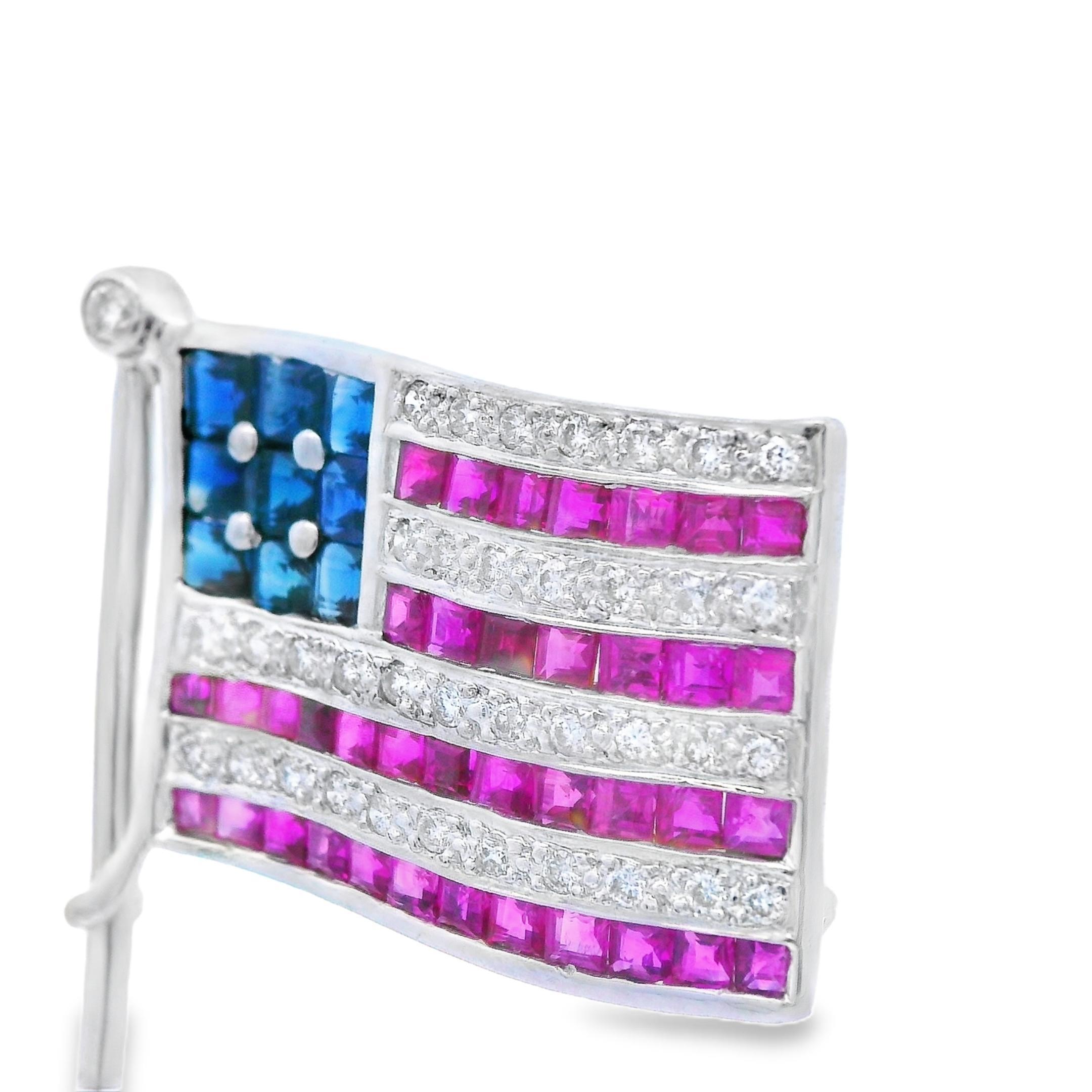 Épingle/pendentif en or blanc 14K avec diamants, saphirs et rubis représentant le drapeau américain des États-Unis Bon état - En vente à Lexington, KY