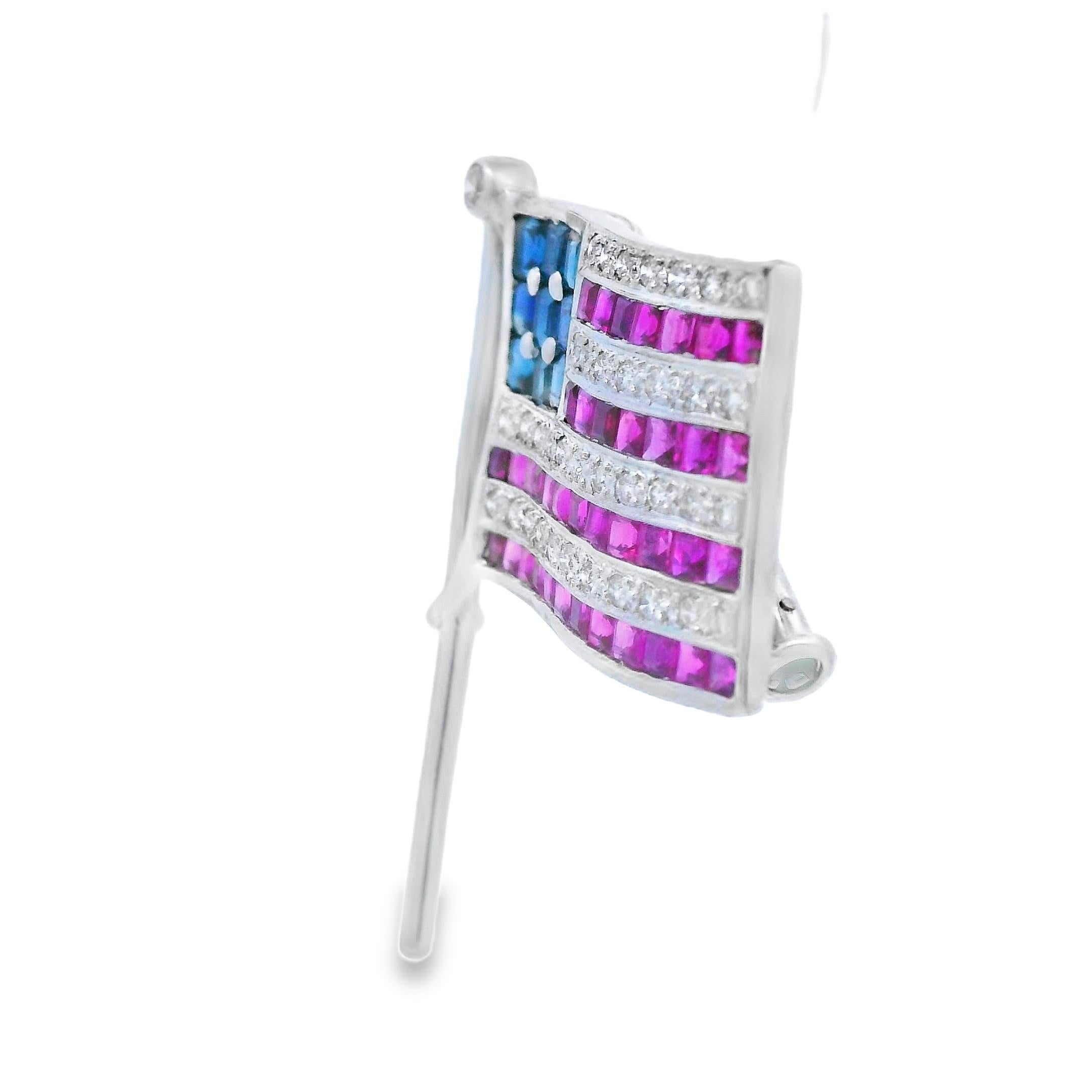 Épingle/pendentif en or blanc 14K avec diamants, saphirs et rubis représentant le drapeau américain des États-Unis en vente 2