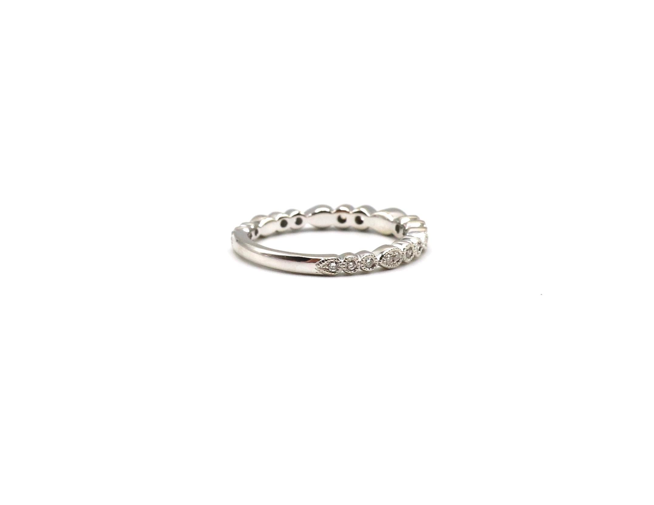 Modern 14 Karat White Gold Natural Diamond Scalloped Milgrain Wedding Band Ring For Sale