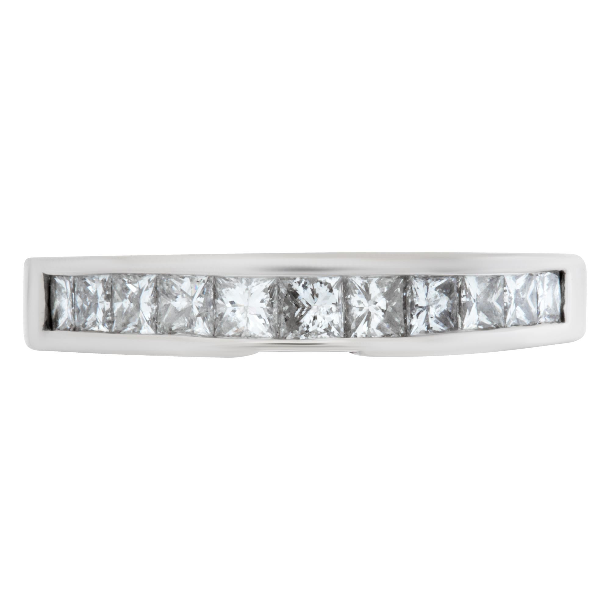 Diamant-Halbedauerband und Ring aus elegantem 14-karätigem Weißgold mit ca. 1 Karat Diamanten im Prinzessinnenschliff. Größe 8 Dieser Diamantring ist derzeit Größe 8 und einige Elemente können Größe nach oben oder unten, fragen Sie bitte! Er wiegt