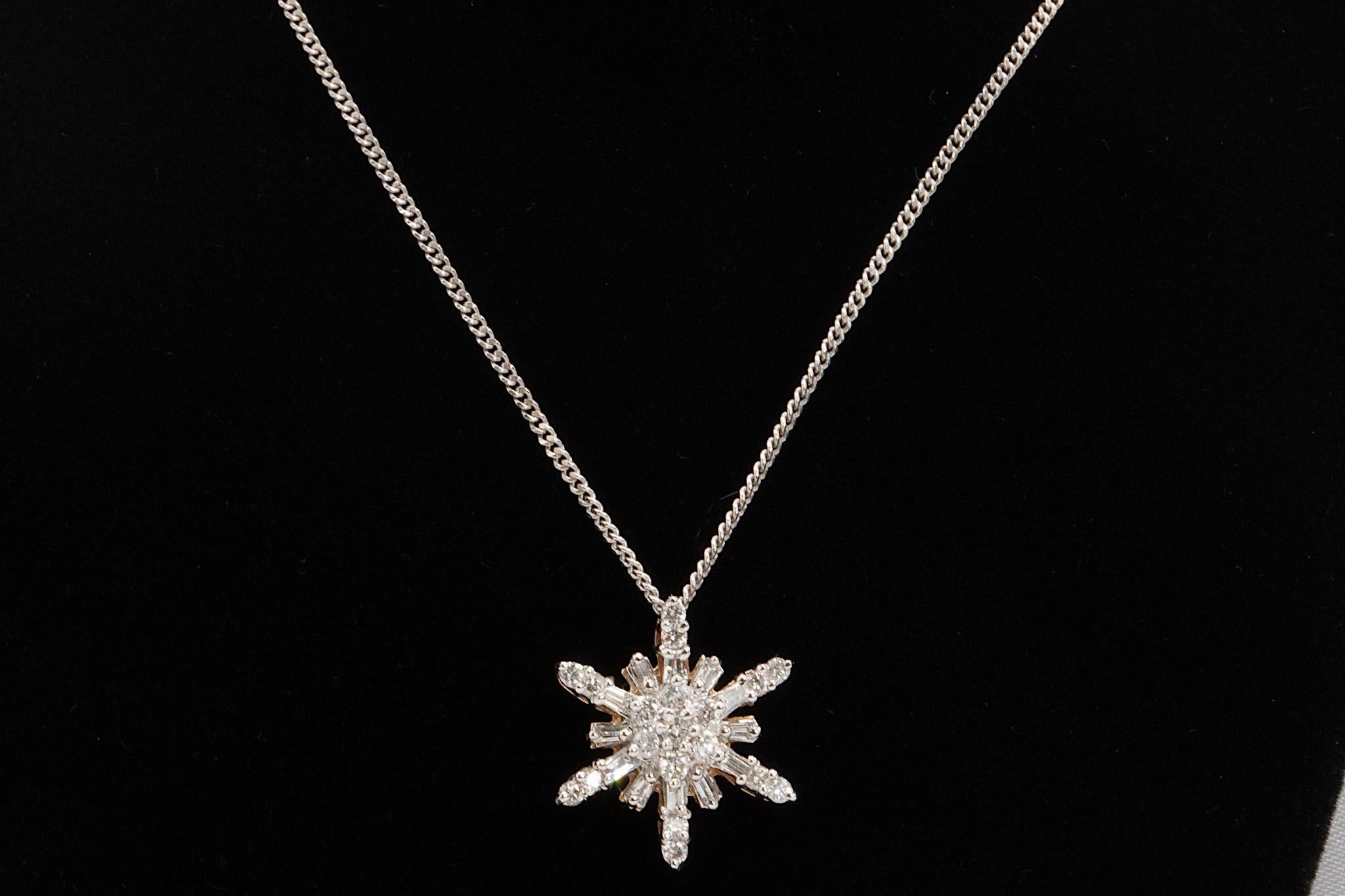 14k Weißgold Diamant-Halskette mit Schneeflocken-Anhänger

Ein schillernder Schneeflocken-Anhänger aus 14-karätigem Weißgold mit einer eleganten Mischung aus runden Brillanten und Diamanten im Baguetteschliff von insgesamt ca. 0,50 Karat. Die runden