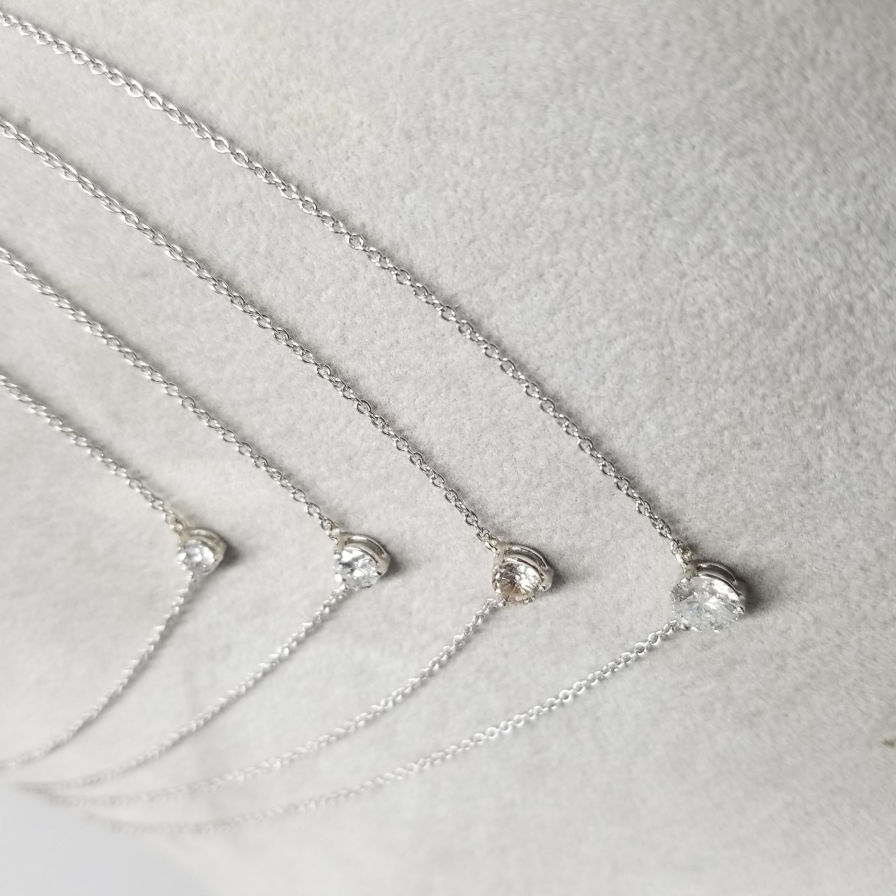 Spécifications :
Métal : or blanc 14K
Pierre principale : 1 diamant taille brillant .89
Couleur : G-H
Clarté : SI3
Longueur : 16 pouces et 15 pouces 
Poinçon : '14K'
Poids : 2.4 grammes