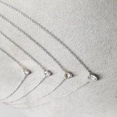 Pendente con solitario di diamanti in oro bianco 14k del peso di .89pts.