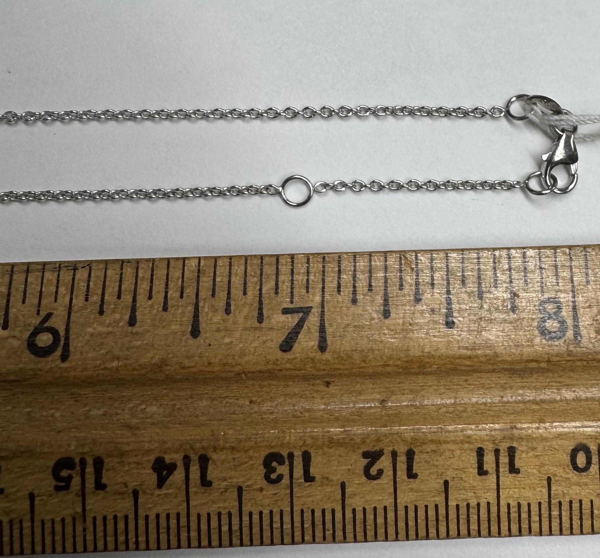 Contemporain Pendentif en or blanc 14k diamant solitaire pesant .89pts. en vente