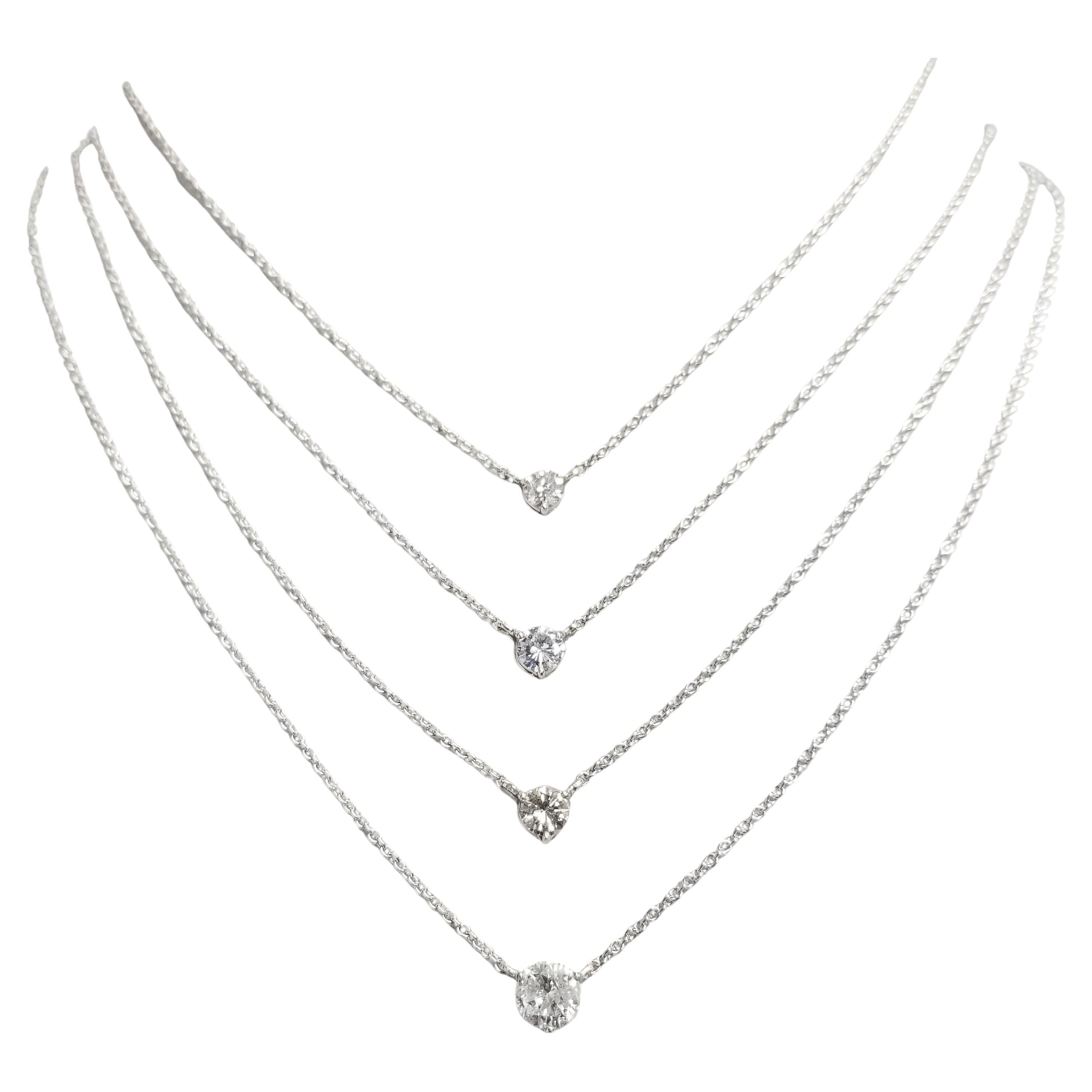 Pendentif en or blanc 14k diamant solitaire pesant .89pts.