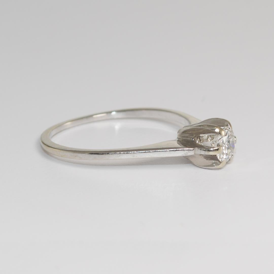 Anillo solitario de oro blanco de 18 quilates y diamantes para mujer.
Prueba 73.8% de oro con un analizador de metales XRF.
El peso bruto del anillo es de 2,4 gramos.
El diamante es de talla brillante redonda, 0,35 quilates, color de G a H y