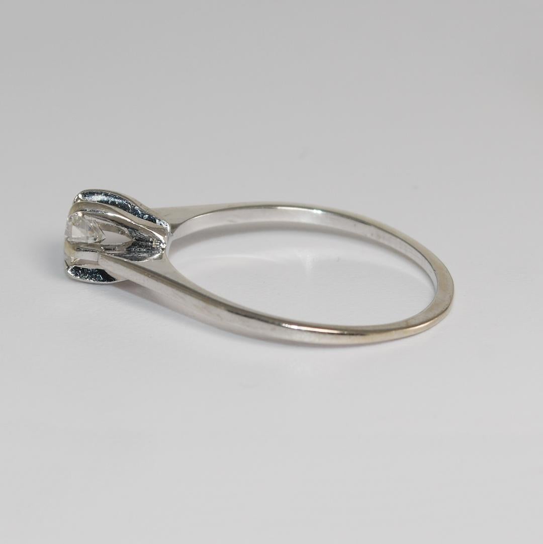 Femenino o masculino Anillo solitario de diamantes de oro blanco de 14 quilates 0,35 ct en venta