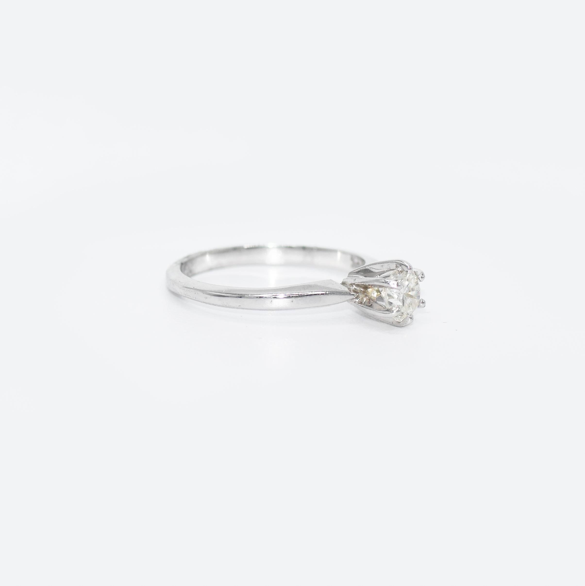 Diamant-Solitärring aus 14 Karat Weißgold.
Gestempelt 14k und wiegt 2,1 Gramm.
Der Diamant ist ein runder Brillantschliff, 0,40 Karat, Farbe H, Reinheit Si.
Der Ring hat die Größe 5 1/2 und kann in der Größe angepasst werden.
Erstklassiger Zustand.