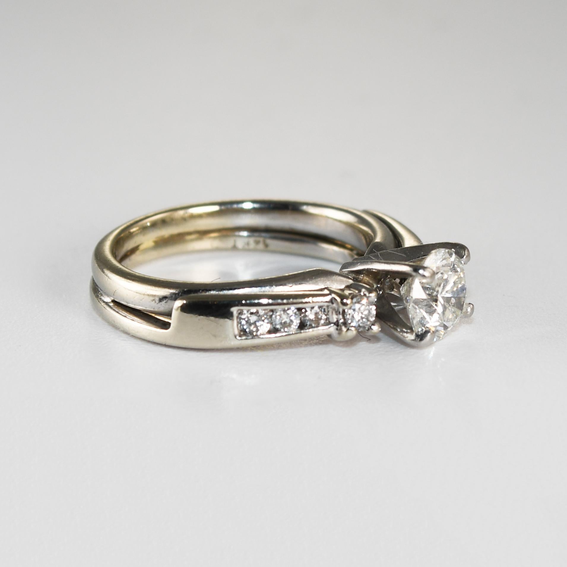 Ring aus 14 Karat Weißgold mit Diamanten.
Gestempelt 14k und wiegt 4,8 Gramm.
Der Diamant in der Mitte ist ein runder Brillantschliff, 0,72 Karat, Farbe i,j,k, Reinheit i1 bis i2, ausgezeichneter Schliff.
Die Seite Diamanten sind rund Brillanten