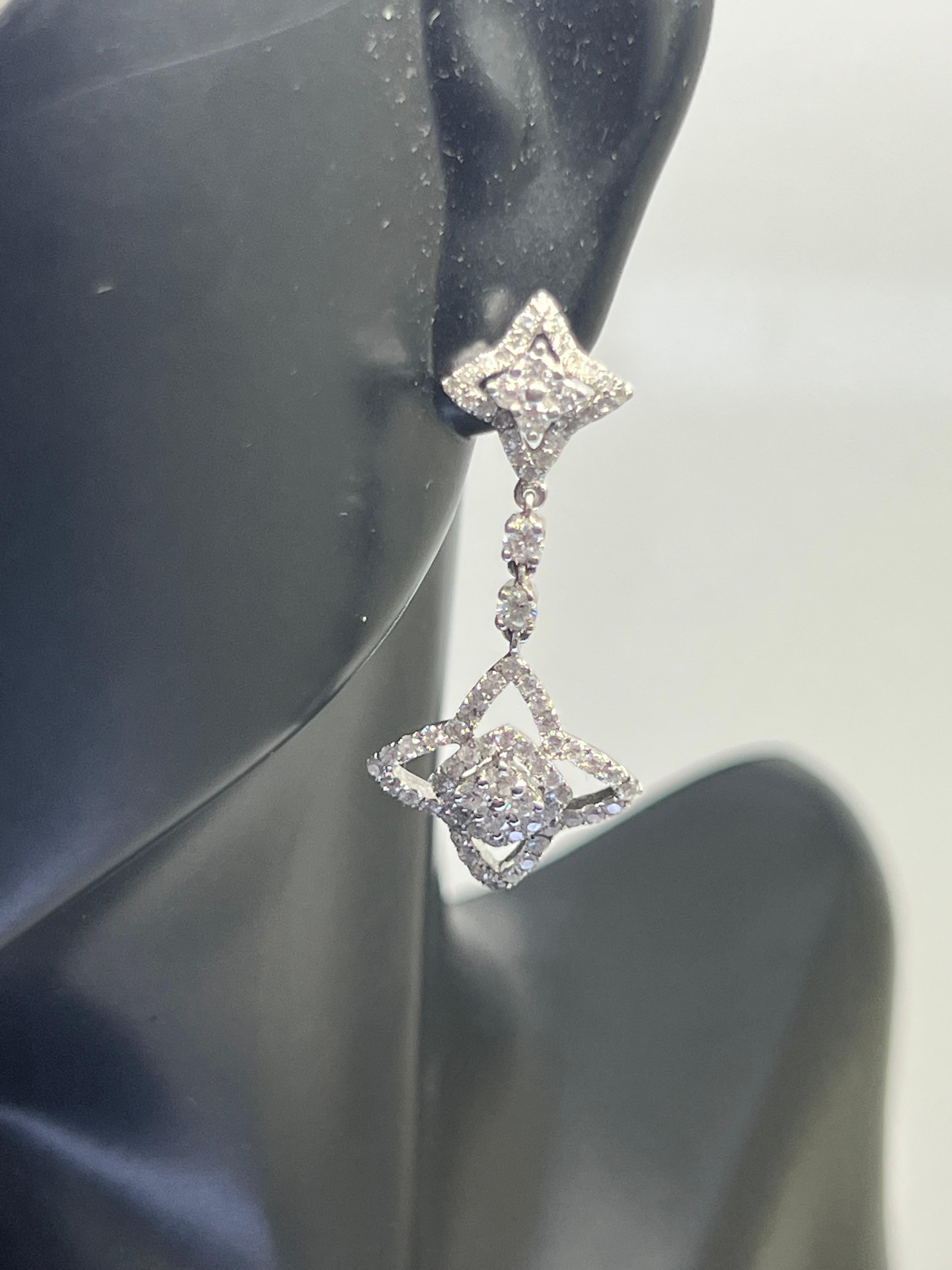Taille ronde Boucles d'oreilles pendantes en or blanc 14k avec diamants et étoiles en vente