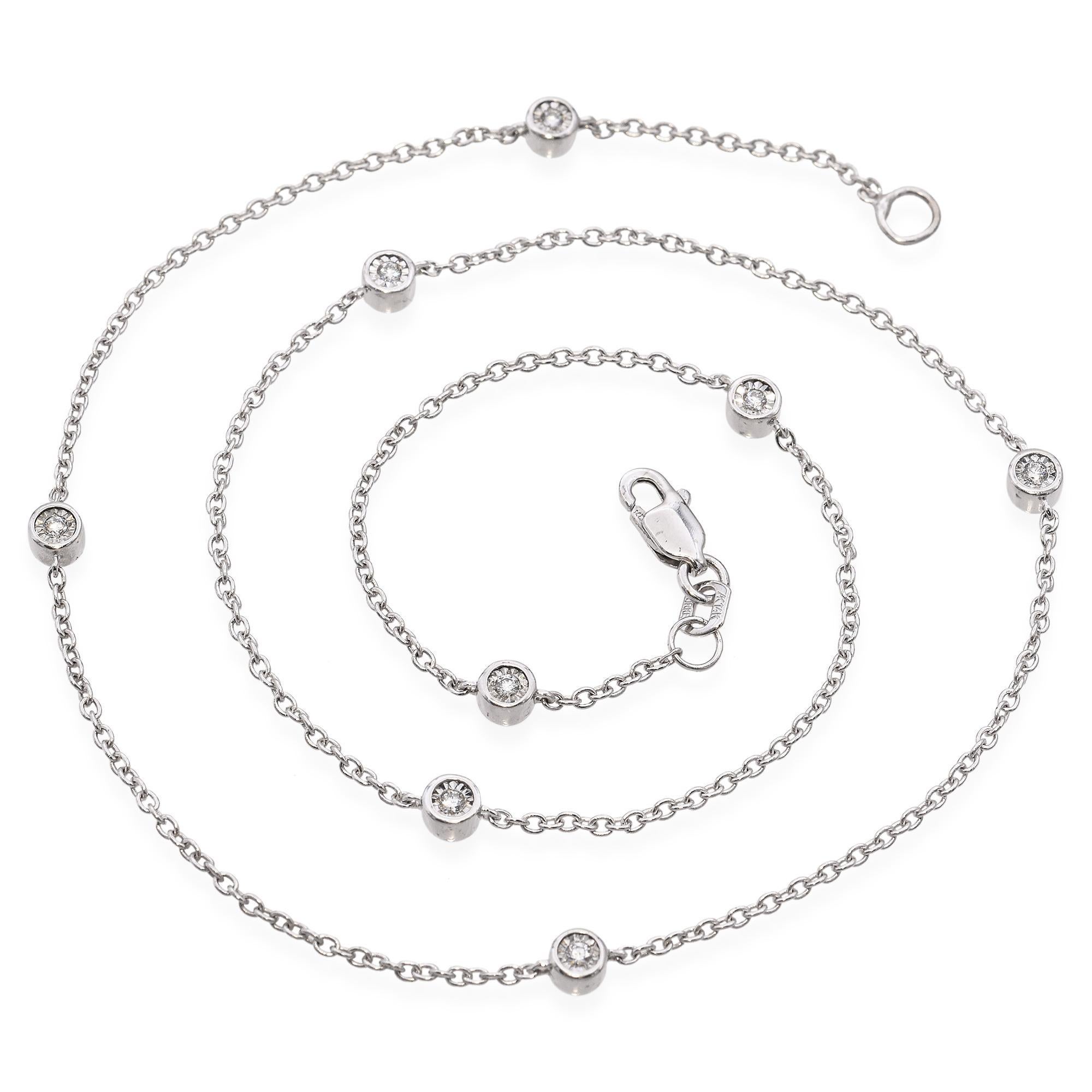 Questa collana vintage a stazioni è realizzata in oro bianco 14 carati e presenta diamanti incastonati disposti uniformemente lungo una delicata catena. Il design minimalista offre uno scintillio raffinato, perfetto per essere indossato a strati o