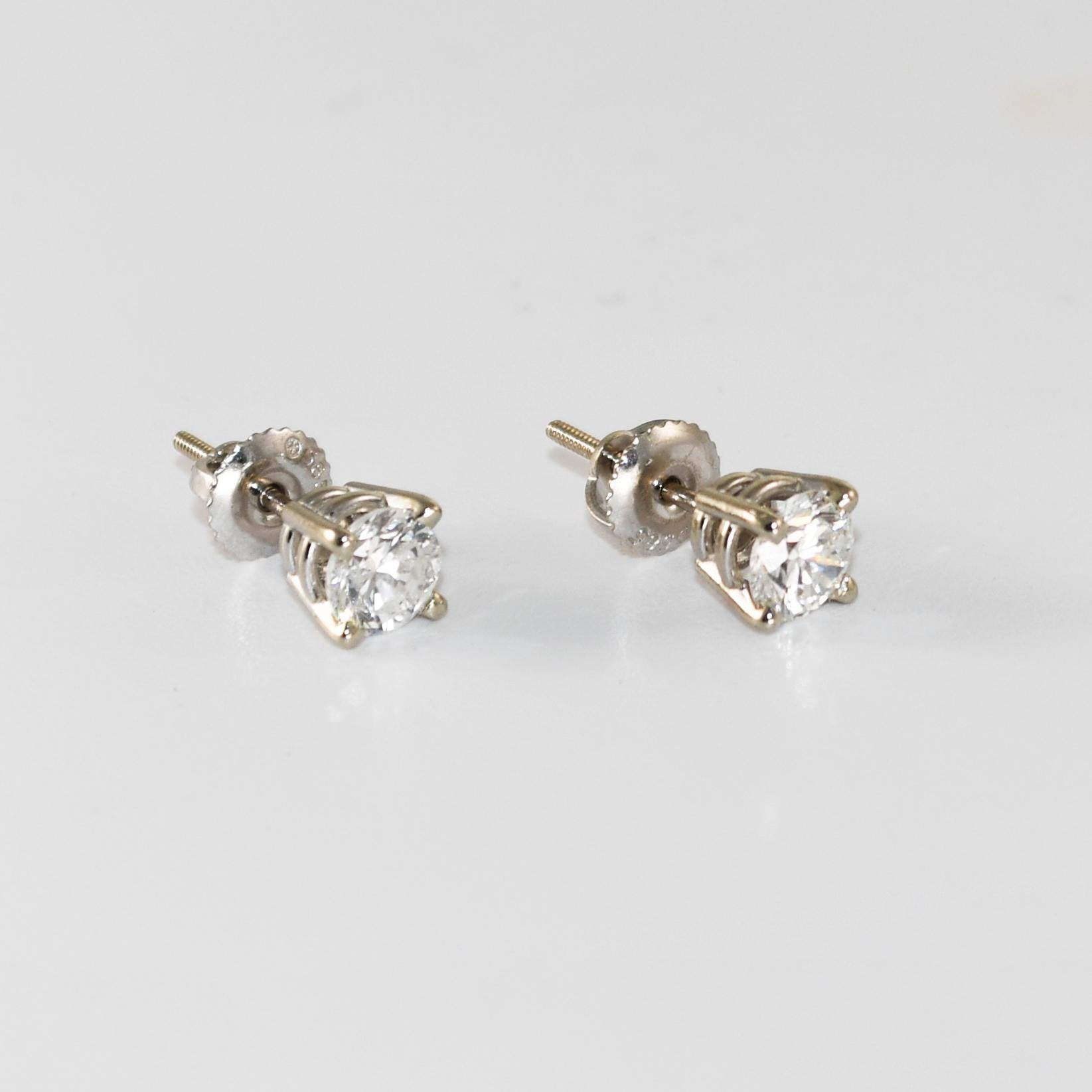 Boucles d'oreilles en diamant sur monture en or blanc 14k.
Le poids brut est de 1,7 gramme.
Les diamants sont de taille ronde et brillante, 1,20 carats au total, de couleur H, I, J, de pureté Vs, de bonne taille.
Montants vissés pour oreilles